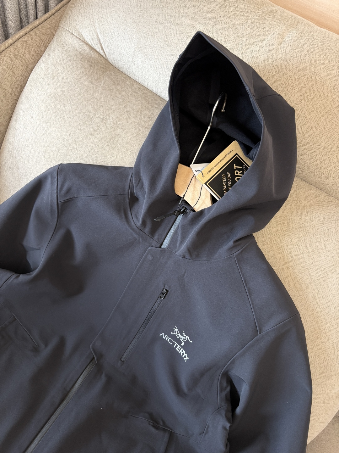 爆款 顶配 Beta SL冲锋衣是一款专为户外探险设计的高性能外套。采用GORE-TEX 面料。具备卓越