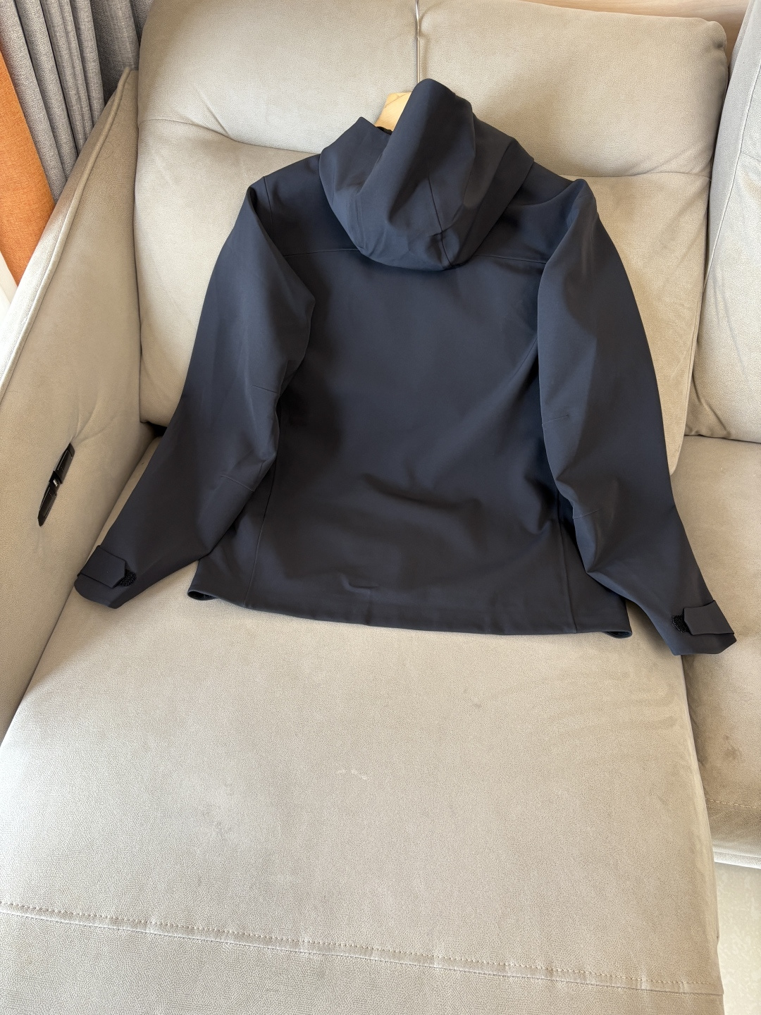 爆款 顶配 Beta SL冲锋衣是一款专为户外探险设计的高性能外套。采用GORE-TEX 面料。具备卓越