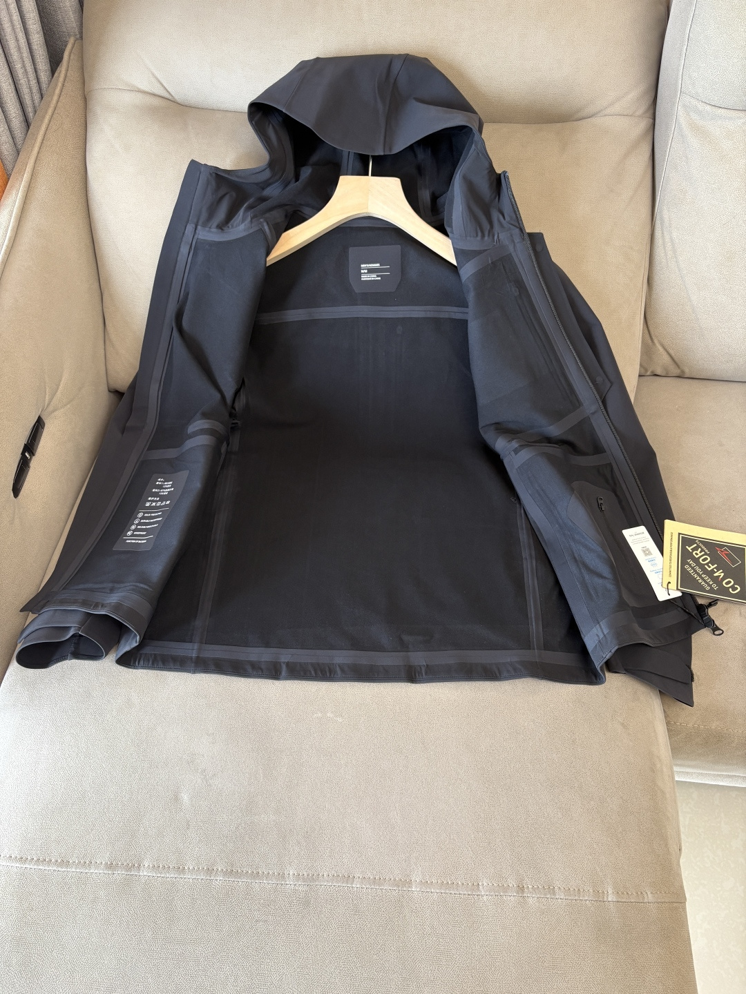 爆款 顶配 Beta SL冲锋衣是一款专为户外探险设计的高性能外套。采用GORE-TEX 面料。具备卓越