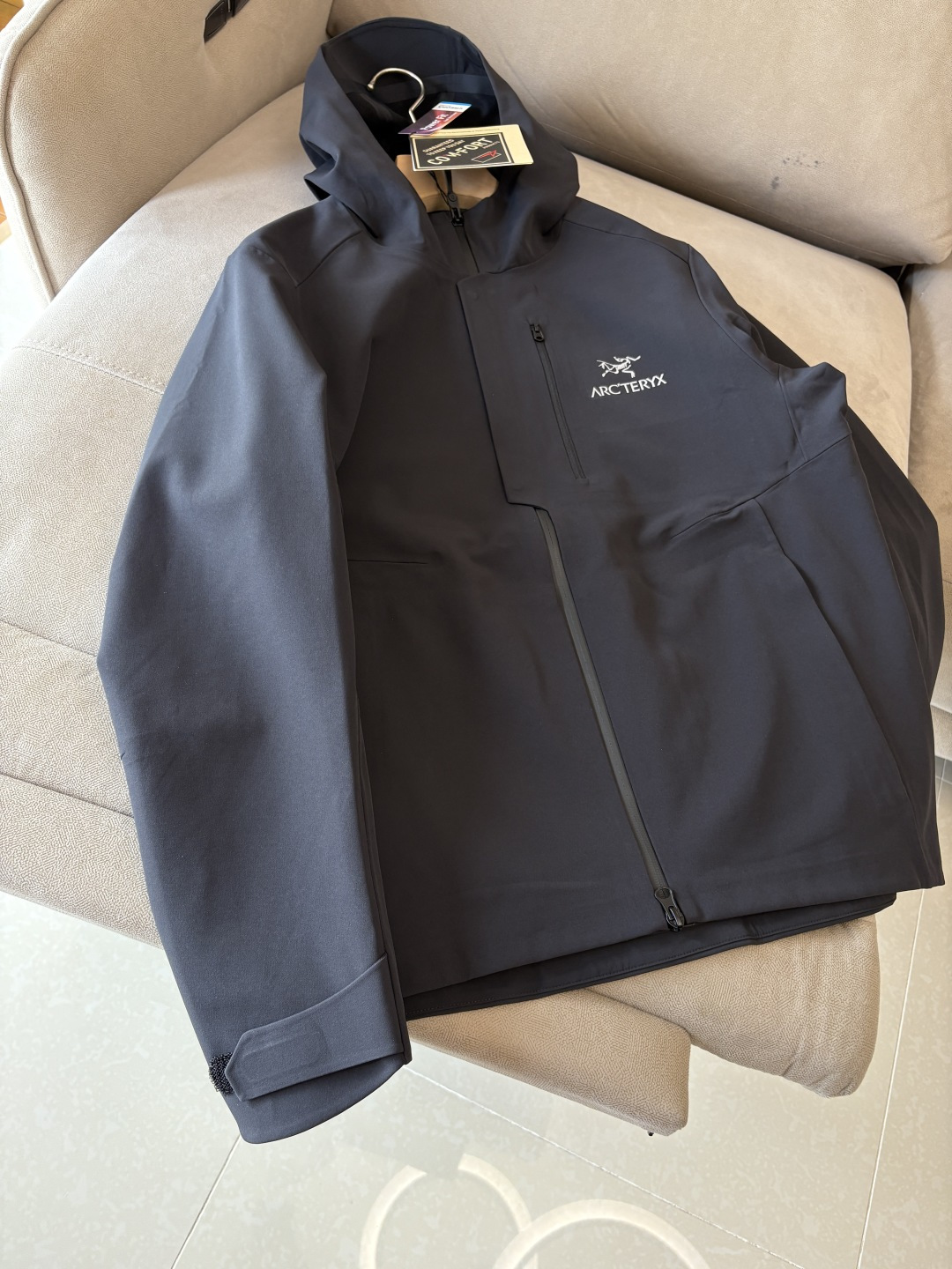 爆款 顶配 Beta SL冲锋衣是一款专为户外探险设计的高性能外套。采用GORE-TEX 面料。具备卓越