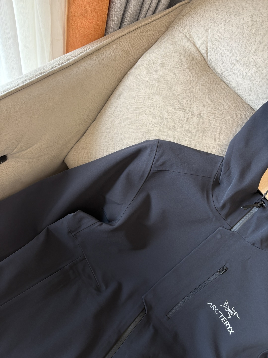 爆款 顶配 Beta SL冲锋衣是一款专为户外探险设计的高性能外套。采用GORE-TEX 面料。具备卓越