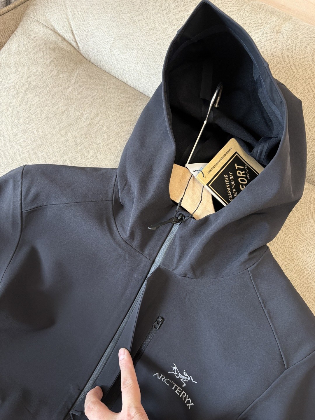 爆款 顶配 Beta SL冲锋衣是一款专为户外探险设计的高性能外套。采用GORE-TEX 面料。具备卓越