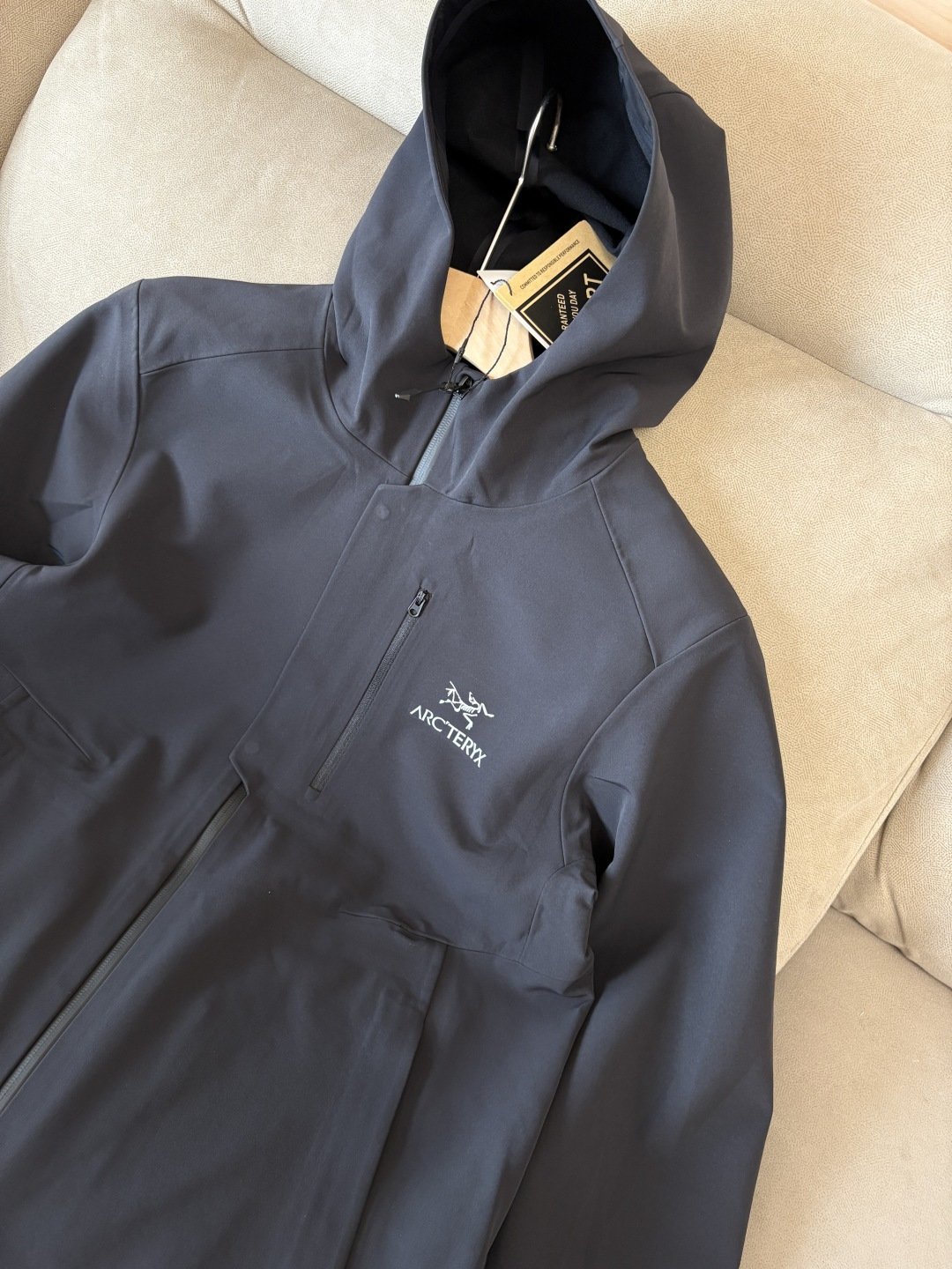 爆款 顶配 Beta SL冲锋衣是一款专为户外探险设计的高性能外套。采用GORE-TEX 面料。具备卓越