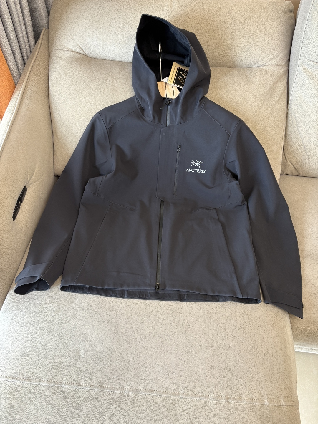 NO:528589,Top-up Beta SL jacket is a high-performance jacket designed for outdoor adventure. It is made of GORE-TEX fabric. It has excellent waterproof and breathable properties to ensure that it remains dry and comfortable in bad weather. Its high-quality design makes it easy to carry and is ideal for long-term hiking and traveling. The new Beta SL color is not only fashionable and eye-catching, but also increases visibility during outdoor activities and improves safety. The unique StormHood hood design provides comprehensive head protection without affecting the field of view. The underarm zipper design enhances breathability and prevents overheating. Whether it is mountaineering, hiking or daily commuting, the Archaeoptera Beta SL Sequoia jacket is an indispensable choice for you. Size M-XXXL, arc'teryx, jackets & coats,hats,alexander wang19860909爆款 顶配 Beta SL冲锋衣是一款专为户外探险设计的高性能外套. 采用GORE-TEX 面料. 具备卓越的防水透气性能,确保在恶劣天气下依然保持干爽舒适. 其高质量设计使其便于携带,非常适合长时间的徒步和旅行. Beta SL新色不仅时尚亮眼,还增加了户外活动中的可见性,提升安全性.独特的 StormHood帽兜设计,提供全面的头部保护,同时不影响视野. 腋下拉链设计增强了透气性,防止过热.无论是登山、徒步还是日常通勤,始祖鸟Beta SL红杉色冲锋衣都是您不可或缺的理想选择. 尺码M-XXXL,arc'teryx,jackets & coats,hats,alexander wang,Men's clothing