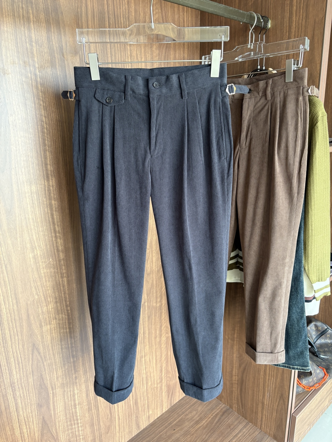 NO:531867,Fabric is old and rich in flavor, double pleated design, Neapolitan adjustable trousers, waist trousers] Tired of the same trousers?  This Italian trousers containing wool tinsel acetate fabric is definitely your new favorite. Luxury products are created and selected for luxury style. Let you be elegant in all seasons; acetate fiber has a natural drape, and it is elegant and comfortable when walking, and it is soft and shiny, showing low-key luxury; tinsel brings dryness and breathability, farewell to the stuffy and sticky. This fabric is not only skin-friendly, but also wrinkle-resistant and wear-resistant. It is worry-free and labor-saving for daily wear, and can last forever even if worn frequently. Looking at the design, the double-pleat design is the finishing touch. It not only adds the layering of the pants, but also cleverly expands the capacity of the pants, allowing you to move freely without any sense of restraint. Whether it is daily commuting, business negotiation, or leisurely weekends, it can be perfectly adapted.  The adjustable waist of Naples is unique. The unique Paris buckle design allows you to no longer worry about the constraints of the belt. You can find the most comfortable wearing state with a gentleman's face. You can easily raise the waistline and visually become long legs, and your elegant temperament is instantly full. The style full of old money is a tribute to classic gentleman's outfits. The simplicity contains the persistent pursuit of quality and details. When you wear it, you don't need to be ostentatious. Every move is full of high-end feeling, demonstrating the mature taste that has been settled over the years. When others are still tangled between the comfort and fashion of trousers, you have already put on it, confidently welcome every occasion in your life, and easily become the focus of the crowd. 29-36 No 35,,alexander wang19860909面料老钱味十足双褶设计那不勒斯可调节裤腰西裤】厌倦了千篇一律的西裤？这款含羊毛醋酸天丝面料的意式西裤,绝对是你的新宠.奢品缔造,甄选意奢风范. 让你在四季也能风度翩翩；醋酸纤维自带天然垂坠感,走起路来潇洒自在,而且光泽柔和,尽显低调奢华；天丝则带来了干爽透气,告别闷热黏腻.这种面料不仅亲肤,还抗皱耐磨,日常穿着省心省力,即便频繁穿着也能长久如新. 再看设计,双褶设计堪称点睛之笔.它既增添了裤子的层次感,又巧妙地扩充了裤身容量,让你活动自如,丝毫没有束缚感,不管是日常通勤、商务洽谈,还是悠闲的周末时光,都能完美适配. 那不勒斯可调节裤腰更是别具一格.独特的巴黎扣设计,让你无需再为腰带的束缚而烦恼,轻轻一调,就能找到最舒适的穿着状态,还能轻松拉高腰线,视觉上秒变大长腿,优雅气质瞬间拉满. 老钱味十足的风格,是对经典绅士着装的致敬,简约中蕴含着对品质与细节的执着追求,穿上它,无需张扬,举手投足间尽是高级感,彰显出历经岁月沉淀的成熟品味. 当别人还在西裤的舒适与时尚间纠结时,你已经穿上它,自信迎接生活中的每一个场合,轻松成为人群焦点.29-36没35,,alexander wang,Men's clothing