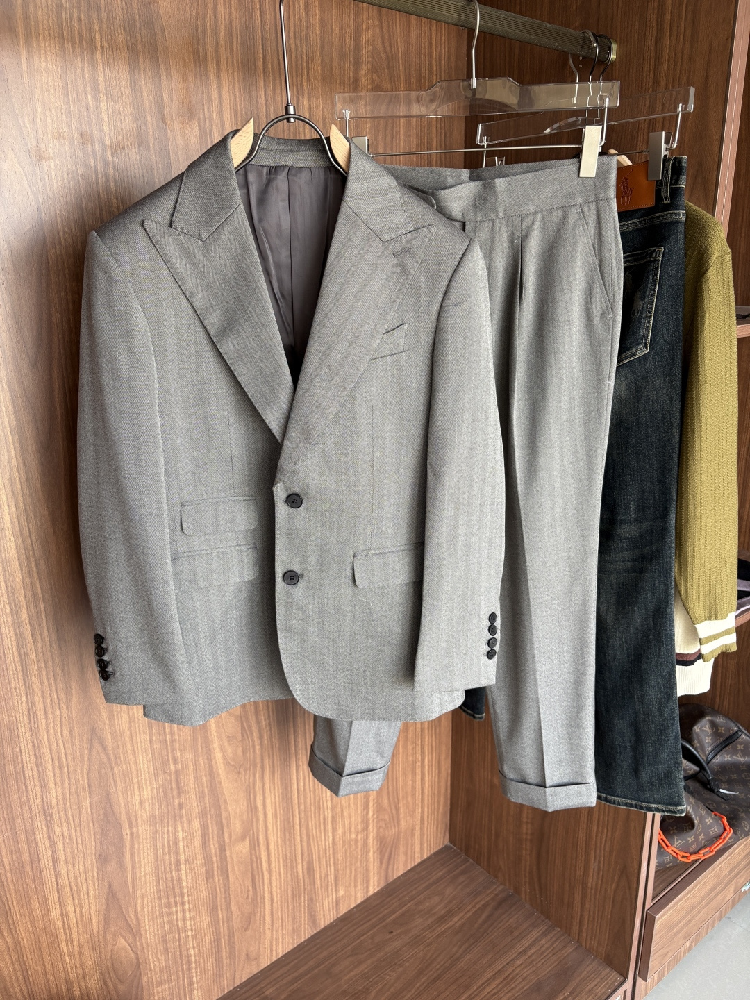 NO:573755,Pants Clothes Lp Hand-made and hand-sewn is one of the important features of custom-made suits. Tailors will use traditional hand-sewing processes, such as hand-making, hand-cutting, hand-sewing, etc., to ensure that every detail is refined. The suits produced by this process not only have a high fit, but also have smooth lines and are comfortable to wear.  Detail processing Hand-sewn custom suits pay great attention to details. For example, the collar, cuffs, buttons and other parts of the suit will be finely hand-processed to ensure overall coordination and beauty. At the same time, it will also be personalized according to personal needs and preferences, such as adding personal logos, adjusting pocket designs, etc. This means that each suit is unique and carefully crafted by experienced craftsmen, paying attention to every detail to ensure high quality.   The 'burden reduction' design takes into account the heat of summer. The suit pursues lightness in design without losing solemnity and elegance, so that the wearer can remain comfortable in hot weather. The half-three-dimensional and half-line design fits the body curve, while the three-dimensional tailoring can shape a tall and straight figure, making the overall shape more stylish. Material combination This suit uses high-quality blended materials.  The high-temperature shaping and ironing process fixes the shape of the suit through high-temperature treatment. It can remain stiff and not deformed even in high-temperature environments, ensuring that it remains elegant when worn for a long time. The notched lapel collar is a simple and classic collar design that is suitable for various occasions and shows the wearer's stability and confidence.   To sum up, this handmade summer suit combines elegance and practicality, with high-quality materials and exquisite workmanship. It is undoubtedly an ideal choice for gentlemen to show their unique charm in summer. Whether it is for formal occasions or daily wear, it can show the taste and style of the wearer; clothes 48-56; pants 29-36 no 35;,, loro piana, business suit, alexander wang19860909裤子 衣服 Lp手工打造手工缝制是私定西装的重要特点之一.裁缝会采用传统的手工缝制工艺,如手工打版、手工裁剪、手工缝纫等,确保每一个细节都精益求精.这种工艺制作出来的西装不仅合身度高,而且线条流畅,穿着舒适. 细节处理手工缝制私定西装在细节处理上非常注重.例如,西装的领口、袖口、扣子等部位都会进行精细的手工处理,以确保整体协调性和美观度.同时,还会根据个人的需求和喜好进行个性化定制,如添加个人专属标识、调整口袋设计等. 这意味着每一件套西都是独一无二的,由经验丰富的工匠精心制作,注重每一个细节,确保品质上乘. “减负”设计考虑到夏季的炎热,套西在设计上追求轻便,同时不失庄重和优雅,使穿着者在炎热的天气中也能保持舒适. 半里立体有型半里设计贴合身体曲线,而立体剪裁则能塑造出挺拔的身形,使整体造型更加有型. 材质组合这款套西采用了高质量的混纺材料, 高温定型整烫工艺通过高温处理,套西的形状得以固定,即使在高温环境下也能保持挺括不变形,确保长时间穿着依然保持优雅. 平驳领这种领型设计简约而经典,适合各种场合,展现出穿着者的稳重和自信. 综上所述,这款手工打造的夏季套西融合了优雅与实用,材质上乘,工艺精湛,无疑是绅士们在夏季展现自己独特魅力的理想选择.无论是参加正式场合还是日常穿着,都能展现出穿着者的品味和风格；衣服48-56；裤子29-36没35；,,loro piana,business suit,alexander wang,Men's clothing