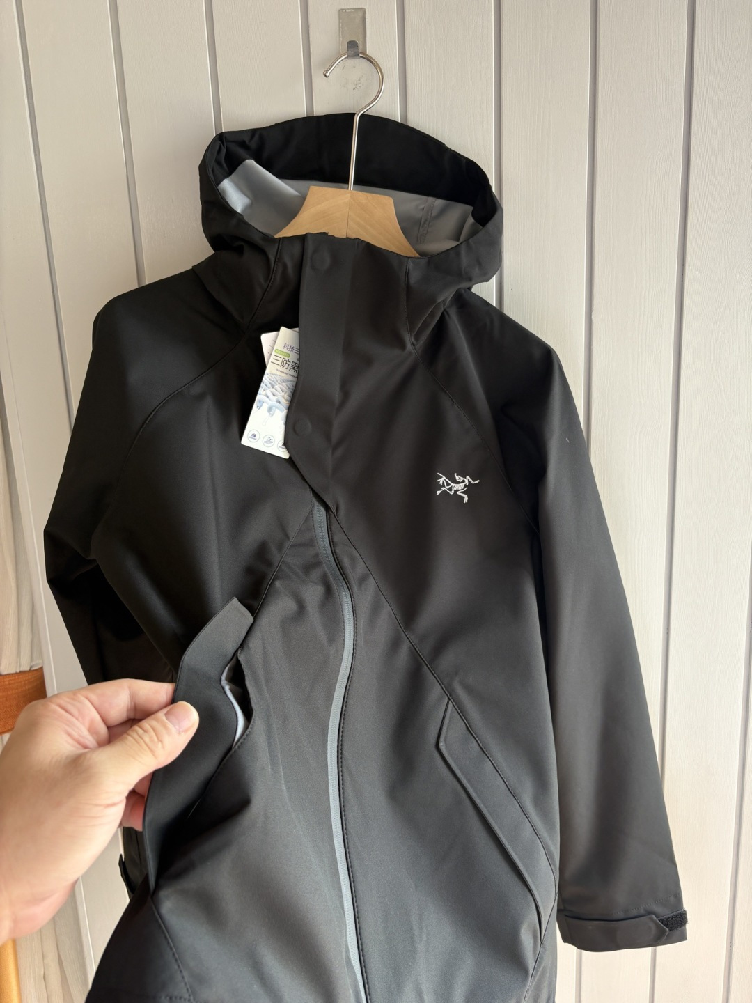 爆款 顶配 Beta SL冲锋衣是一款专为户外探险设计的高性能外套。采用GORE-TEX 面料。具备卓越