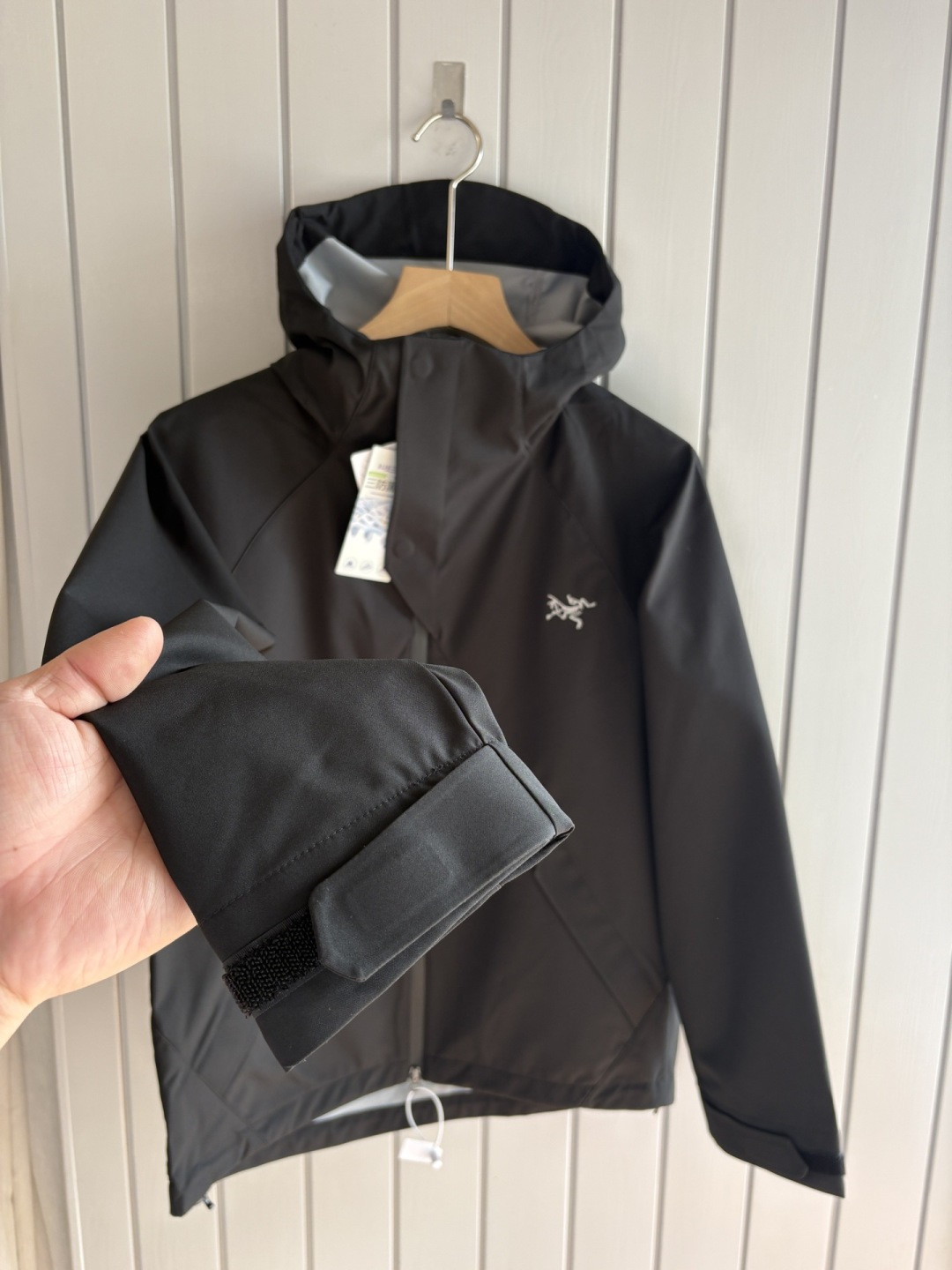 爆款 顶配 Beta SL冲锋衣是一款专为户外探险设计的高性能外套。采用GORE-TEX 面料。具备卓越