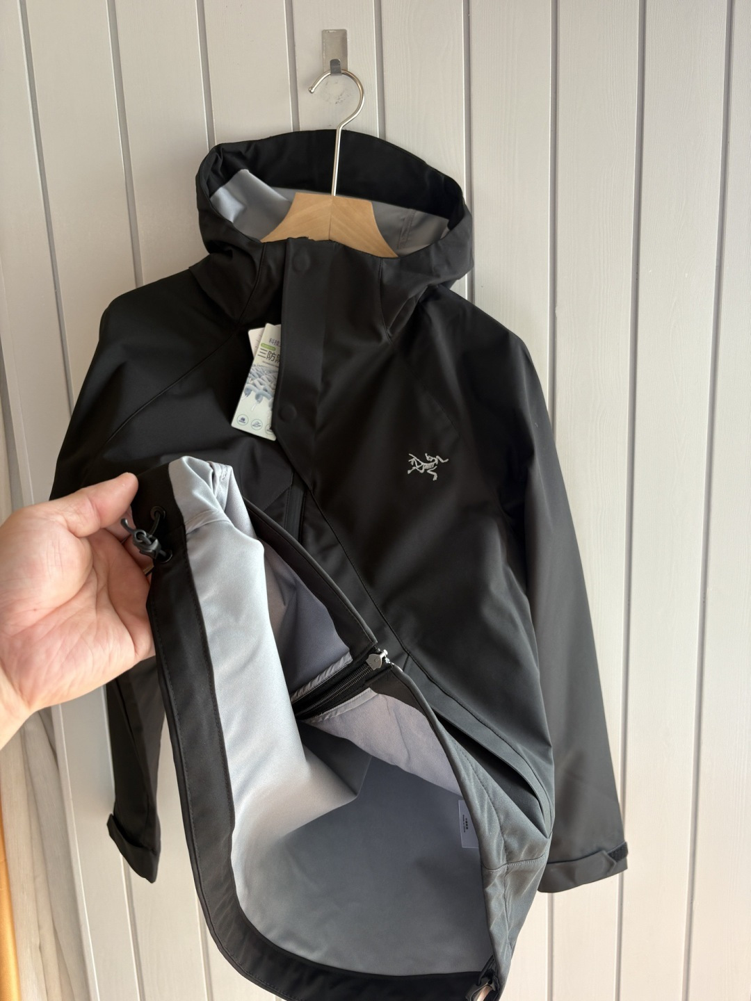 爆款 顶配 Beta SL冲锋衣是一款专为户外探险设计的高性能外套。采用GORE-TEX 面料。具备卓越