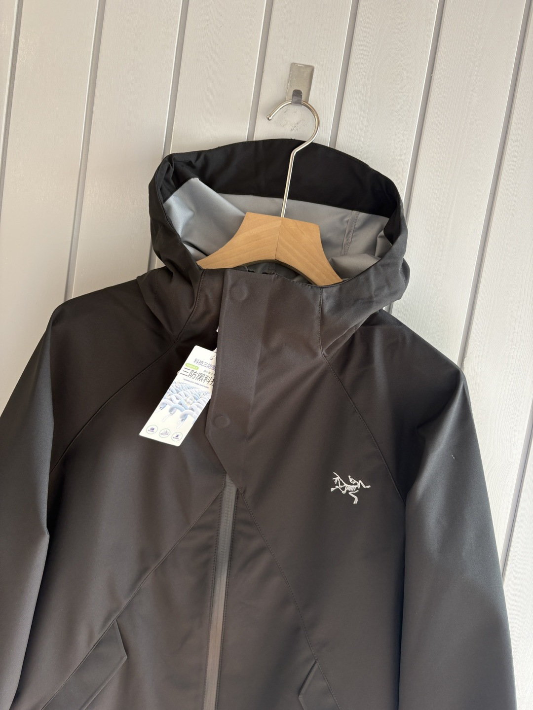 爆款 顶配 Beta SL冲锋衣是一款专为户外探险设计的高性能外套。采用GORE-TEX 面料。具备卓越