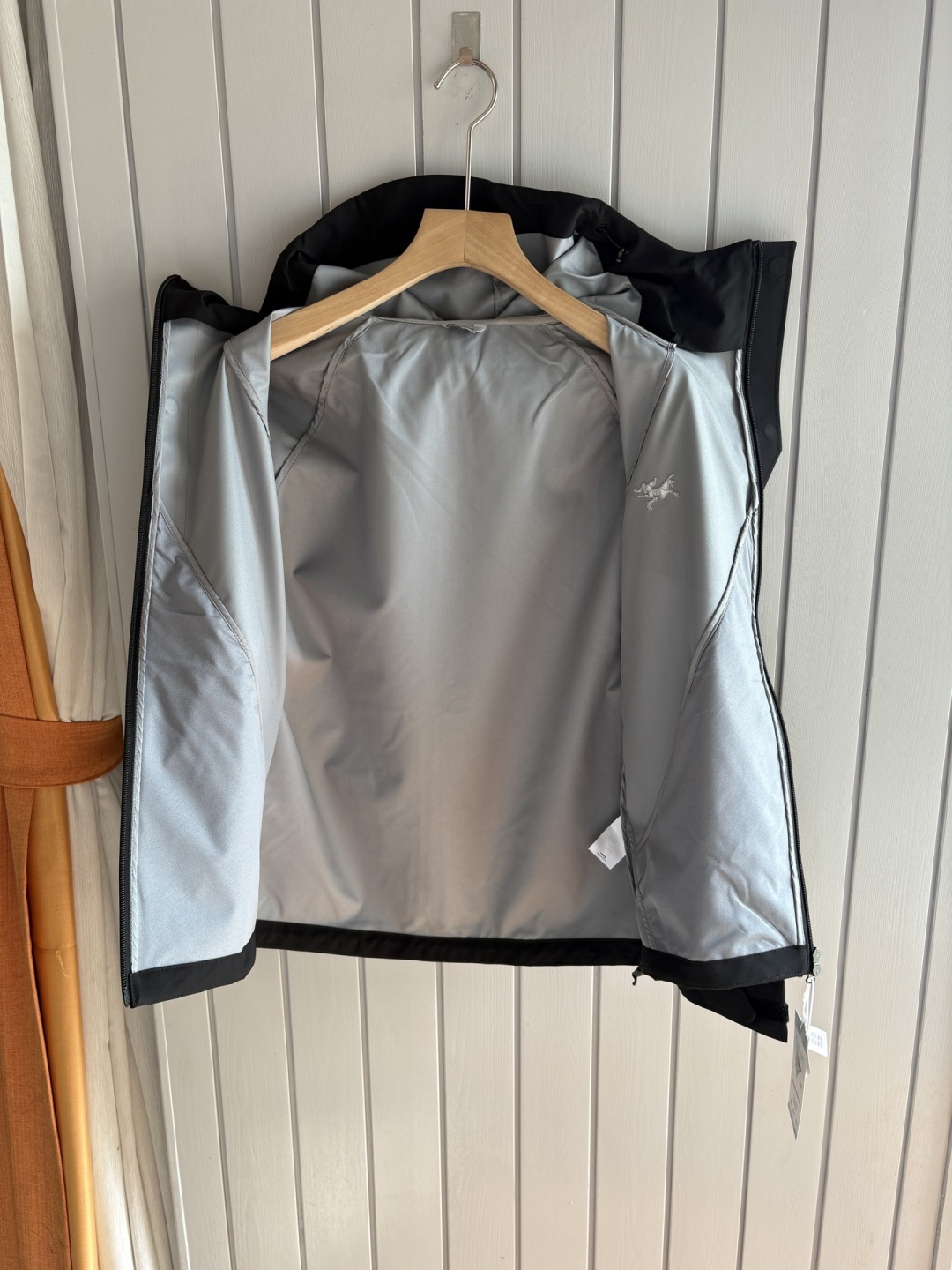 爆款 顶配 Beta SL冲锋衣是一款专为户外探险设计的高性能外套。采用GORE-TEX 面料。具备卓越