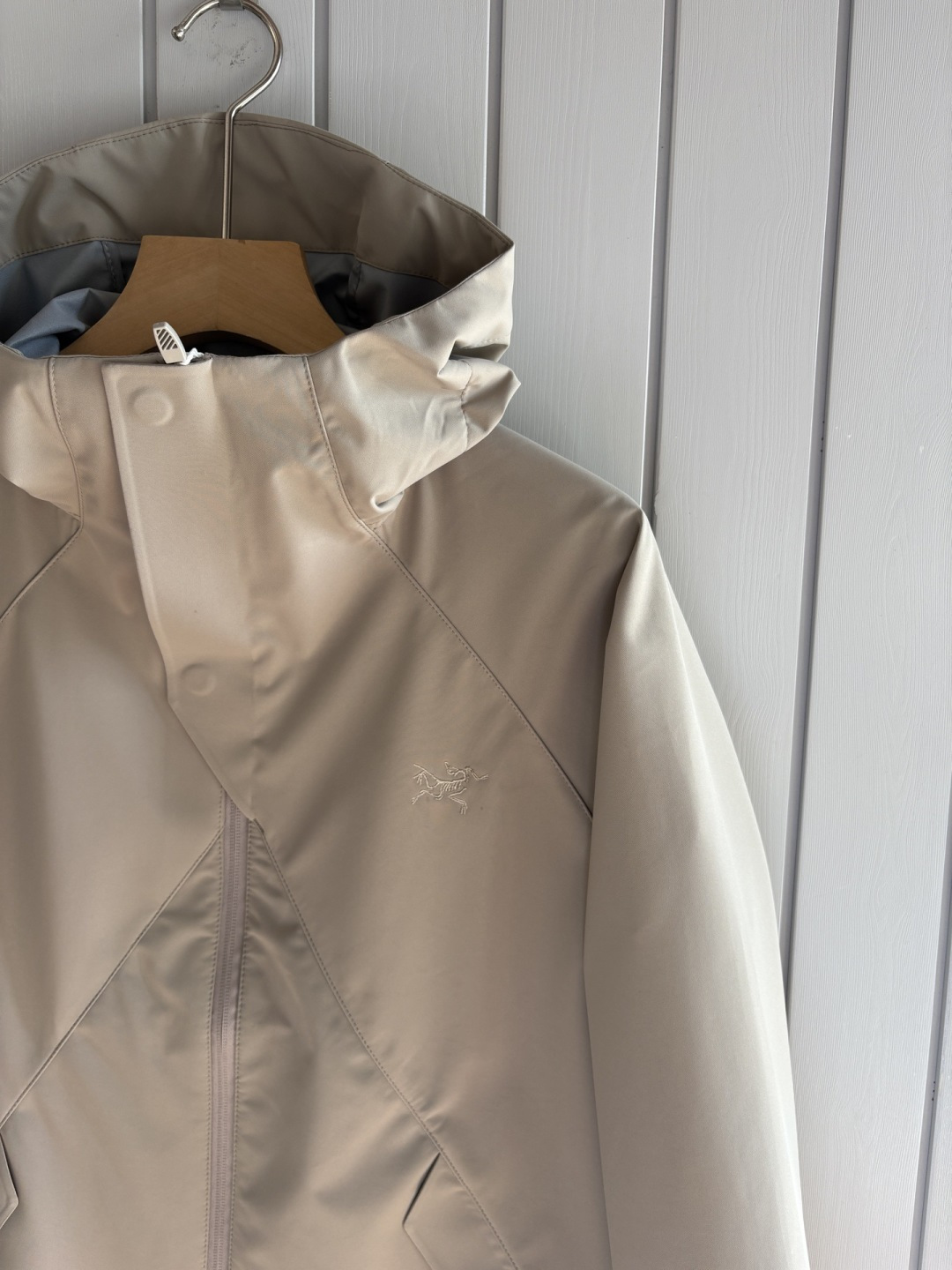 爆款 顶配 Beta SL冲锋衣是一款专为户外探险设计的高性能外套。采用GORE-TEX 面料。具备卓越