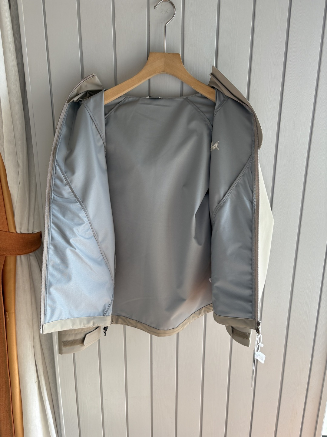 爆款 顶配 Beta SL冲锋衣是一款专为户外探险设计的高性能外套。采用GORE-TEX 面料。具备卓越