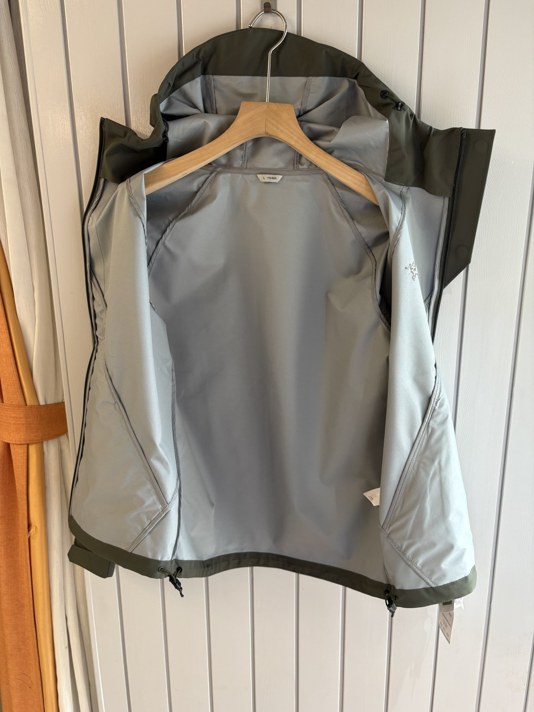 爆款 顶配 Beta SL冲锋衣是一款专为户外探险设计的高性能外套。采用GORE-TEX 面料。具备卓越