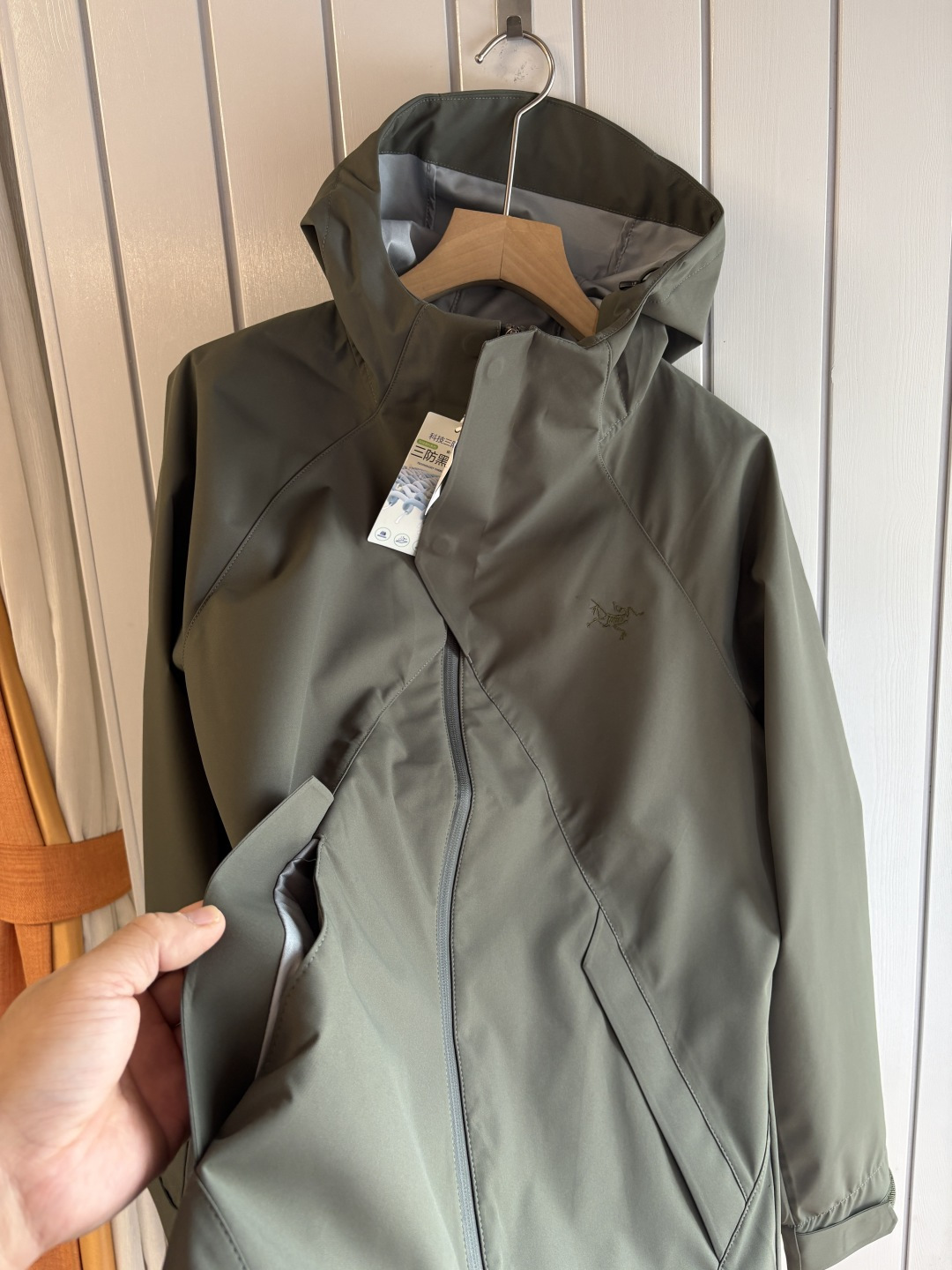 爆款 顶配 Beta SL冲锋衣是一款专为户外探险设计的高性能外套。采用GORE-TEX 面料。具备卓越