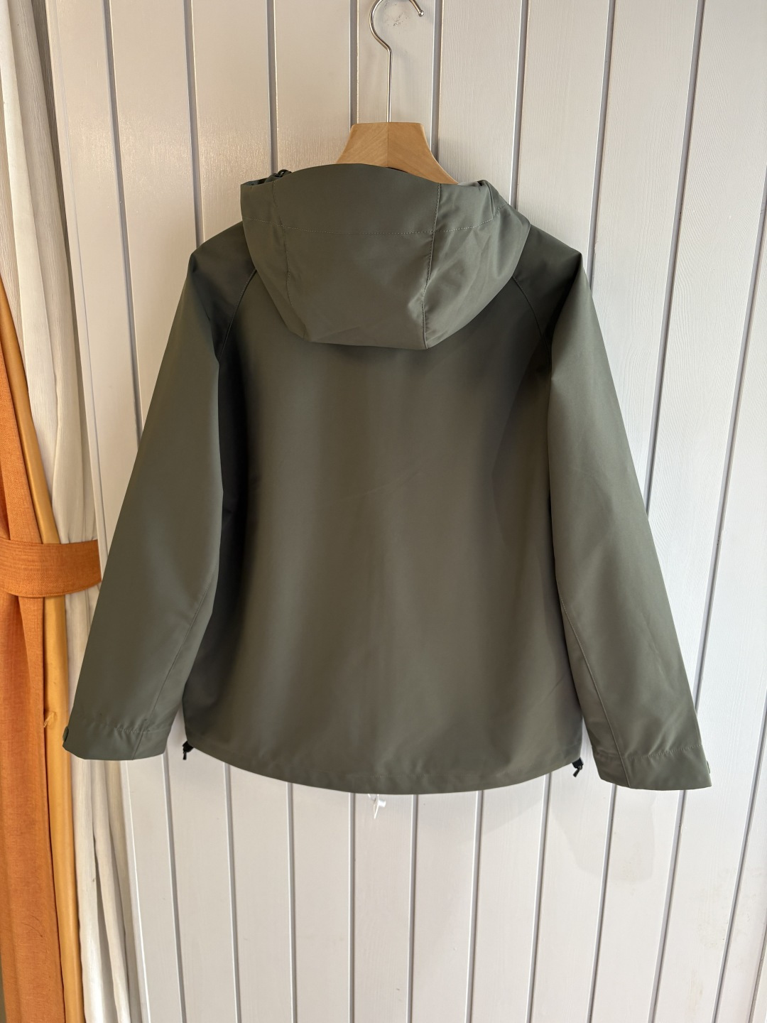 爆款 顶配 Beta SL冲锋衣是一款专为户外探险设计的高性能外套。采用GORE-TEX 面料。具备卓越