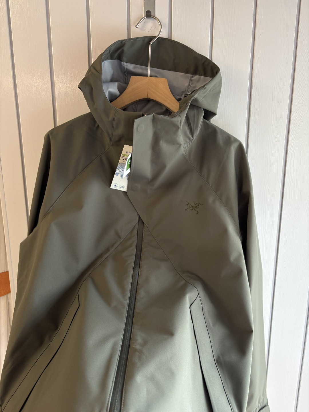 爆款 顶配 Beta SL冲锋衣是一款专为户外探险设计的高性能外套。采用GORE-TEX 面料。具备卓越