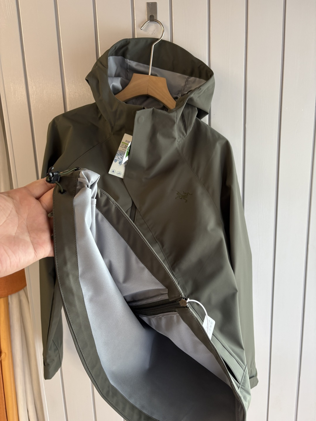 爆款 顶配 Beta SL冲锋衣是一款专为户外探险设计的高性能外套。采用GORE-TEX 面料。具备卓越