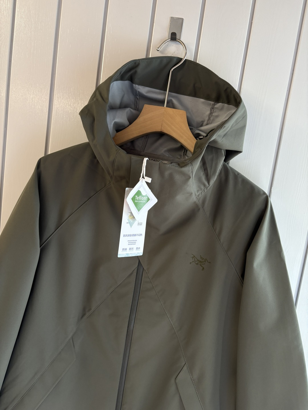 爆款 顶配 Beta SL冲锋衣是一款专为户外探险设计的高性能外套。采用GORE-TEX 面料。具备卓越