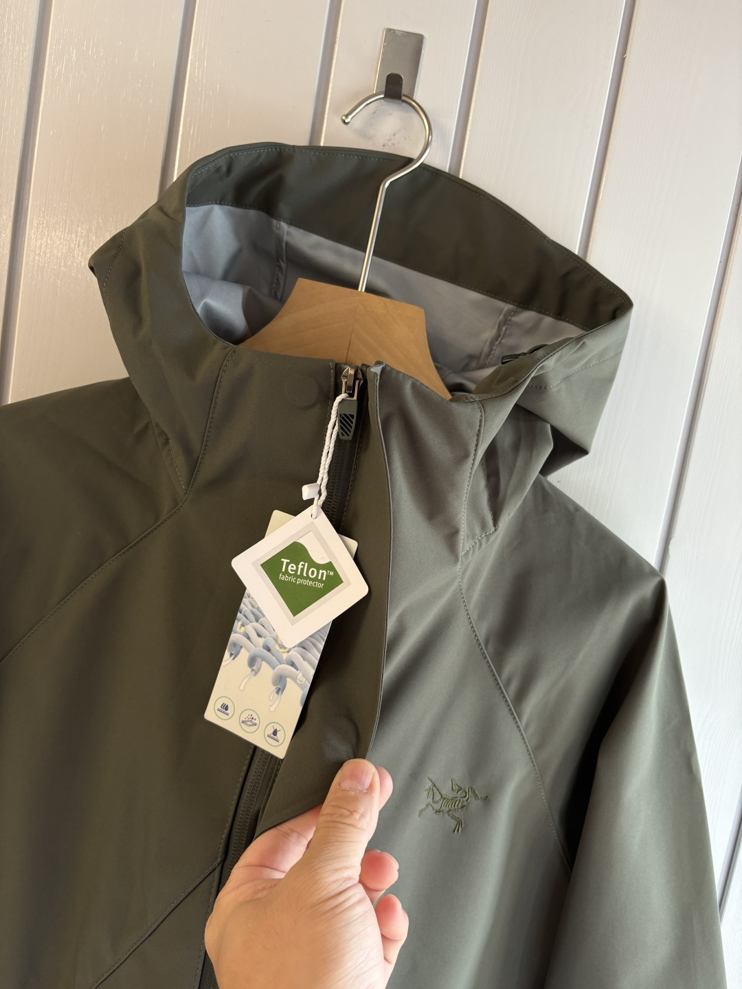 爆款 顶配 Beta SL冲锋衣是一款专为户外探险设计的高性能外套。采用GORE-TEX 面料。具备卓越