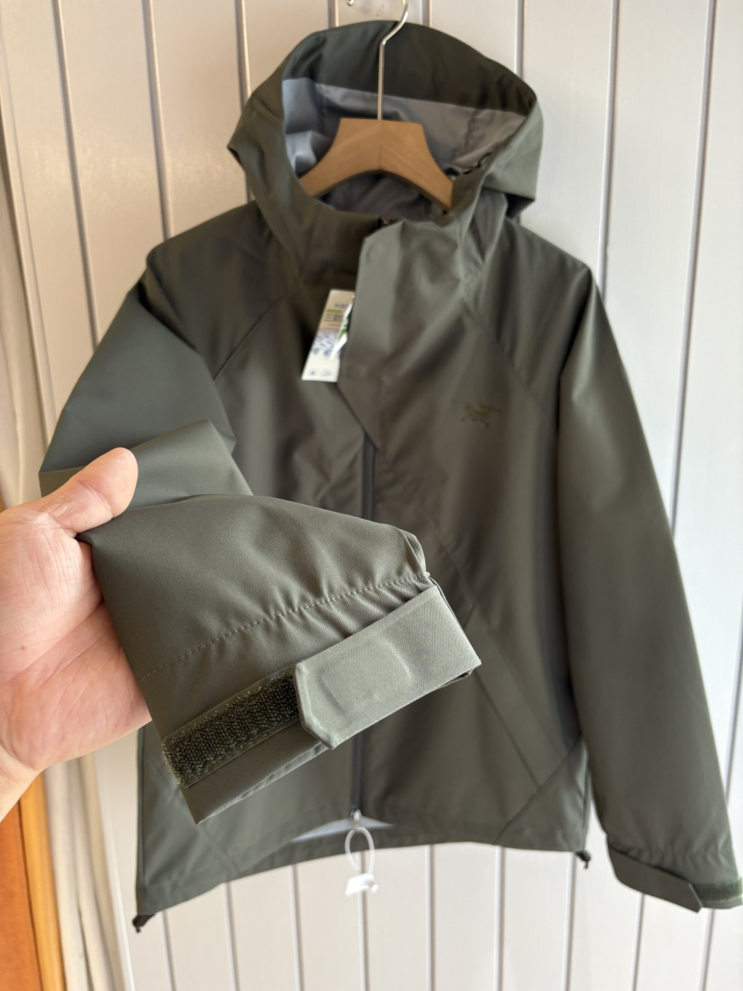 爆款 顶配 Beta SL冲锋衣是一款专为户外探险设计的高性能外套。采用GORE-TEX 面料。具备卓越