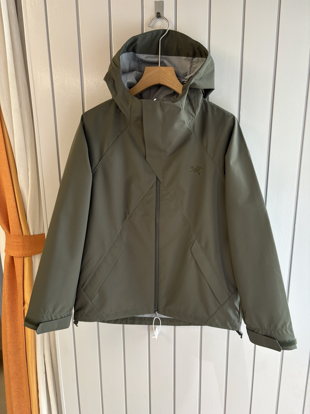 爆款 顶配 Beta SL冲锋衣是一款专为户外探险设计的高性能外套。采用GORE-TEX 面料。具备卓越