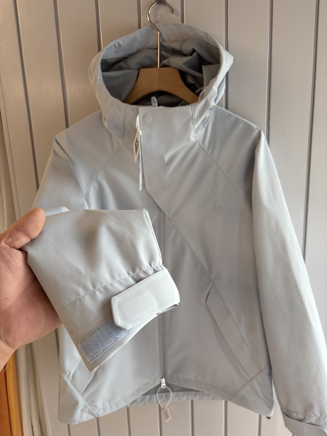 爆款 顶配 Beta SL冲锋衣是一款专为户外探险设计的高性能外套。采用GORE-TEX 面料。具备卓越