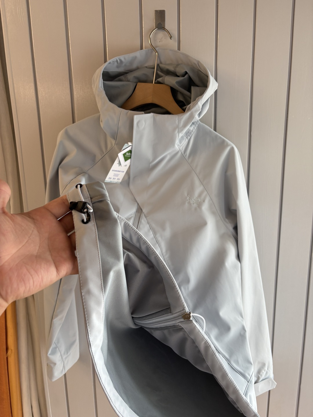 爆款 顶配 Beta SL冲锋衣是一款专为户外探险设计的高性能外套。采用GORE-TEX 面料。具备卓越