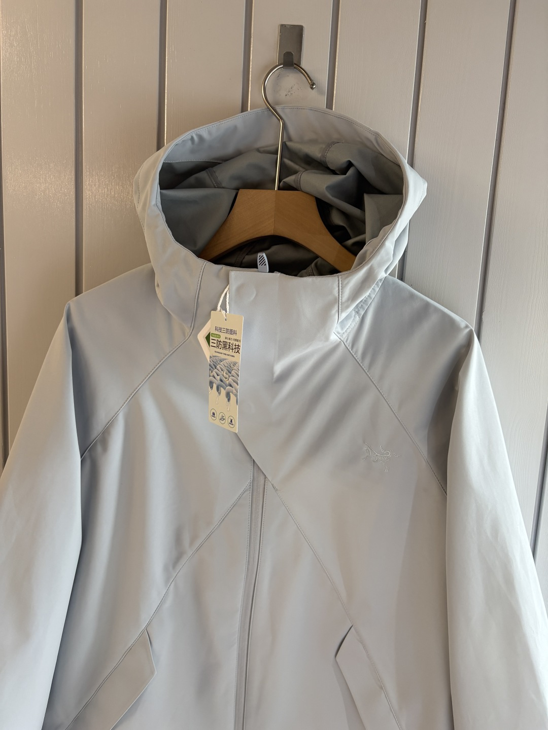 爆款 顶配 Beta SL冲锋衣是一款专为户外探险设计的高性能外套。采用GORE-TEX 面料。具备卓越