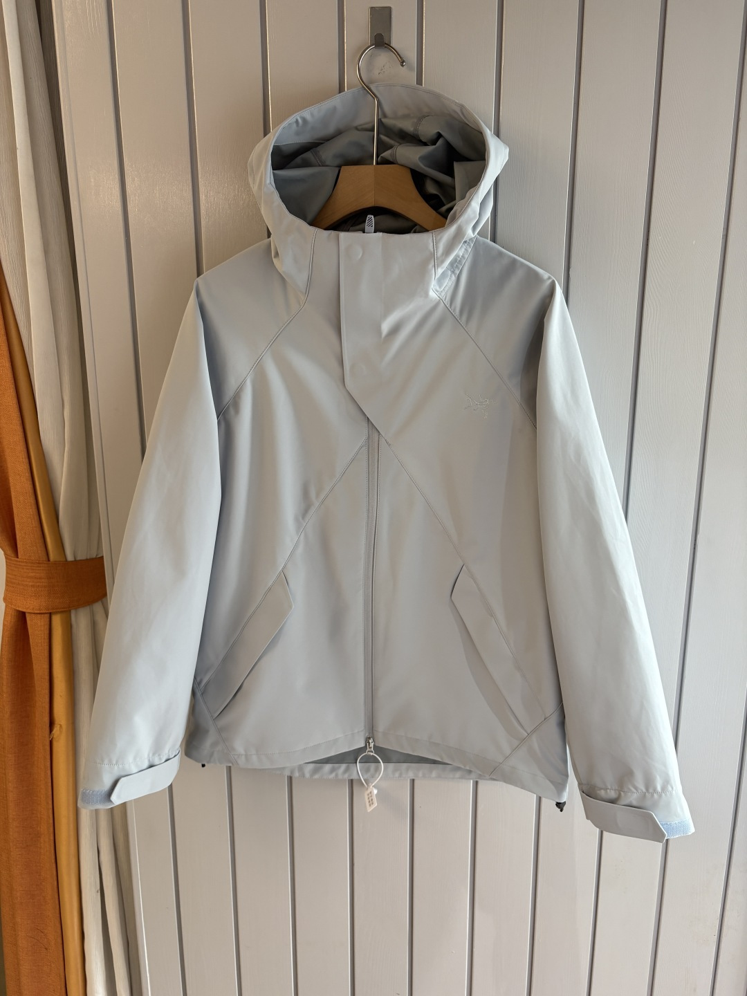 爆款 顶配 Beta SL冲锋衣是一款专为户外探险设计的高性能外套。采用GORE-TEX 面料。具备卓越