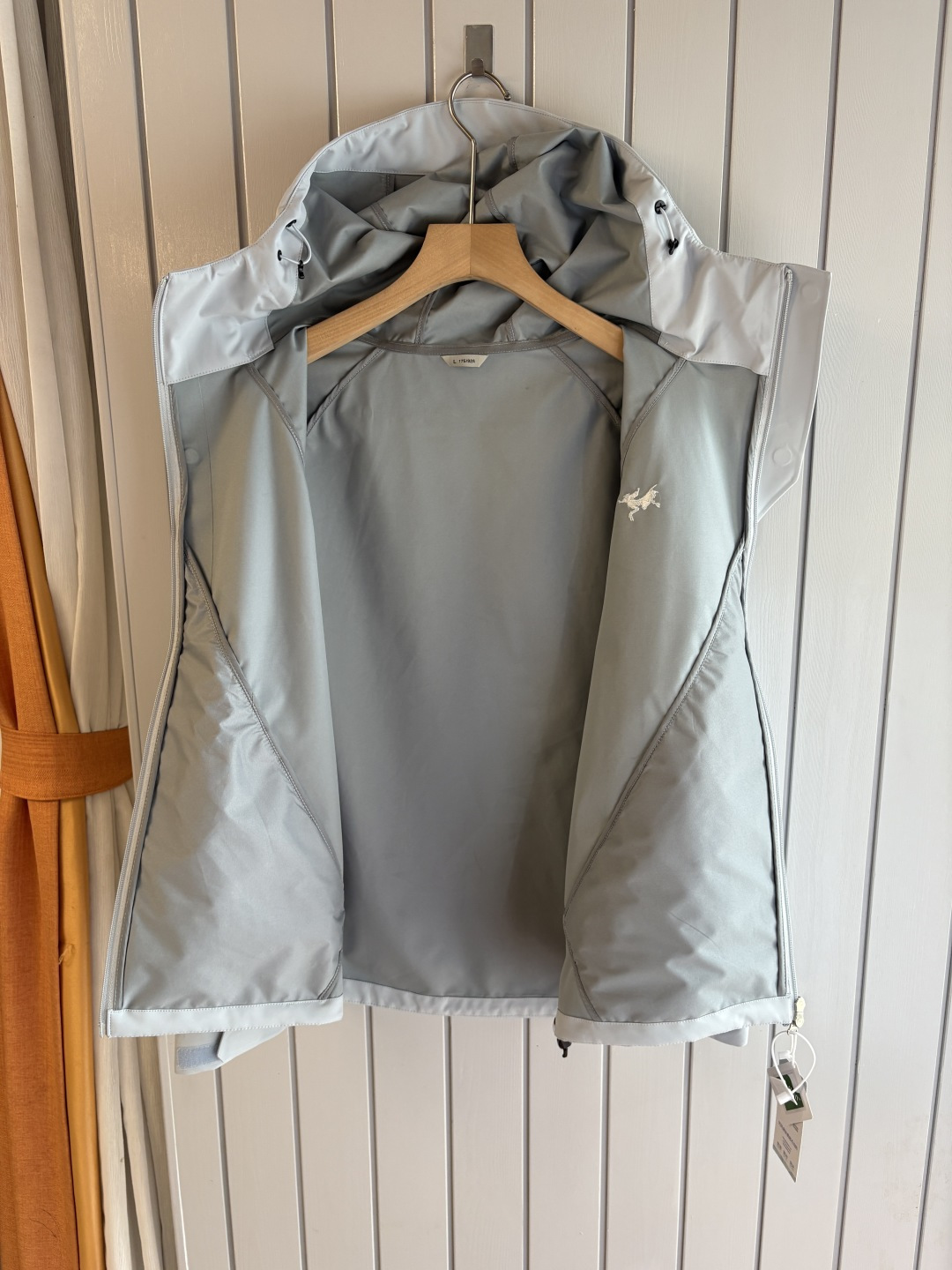 爆款 顶配 Beta SL冲锋衣是一款专为户外探险设计的高性能外套。采用GORE-TEX 面料。具备卓越