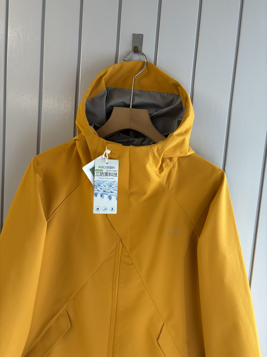 爆款 顶配 Beta SL冲锋衣是一款专为户外探险设计的高性能外套。采用GORE-TEX 面料。具备卓越