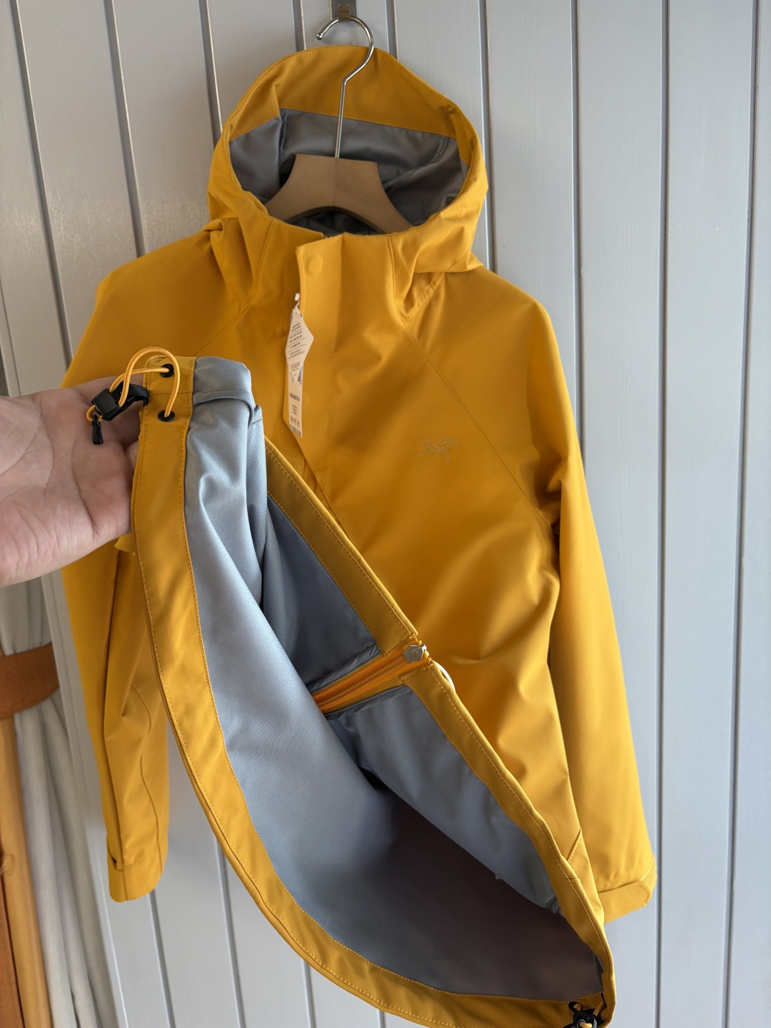 爆款 顶配 Beta SL冲锋衣是一款专为户外探险设计的高性能外套。采用GORE-TEX 面料。具备卓越