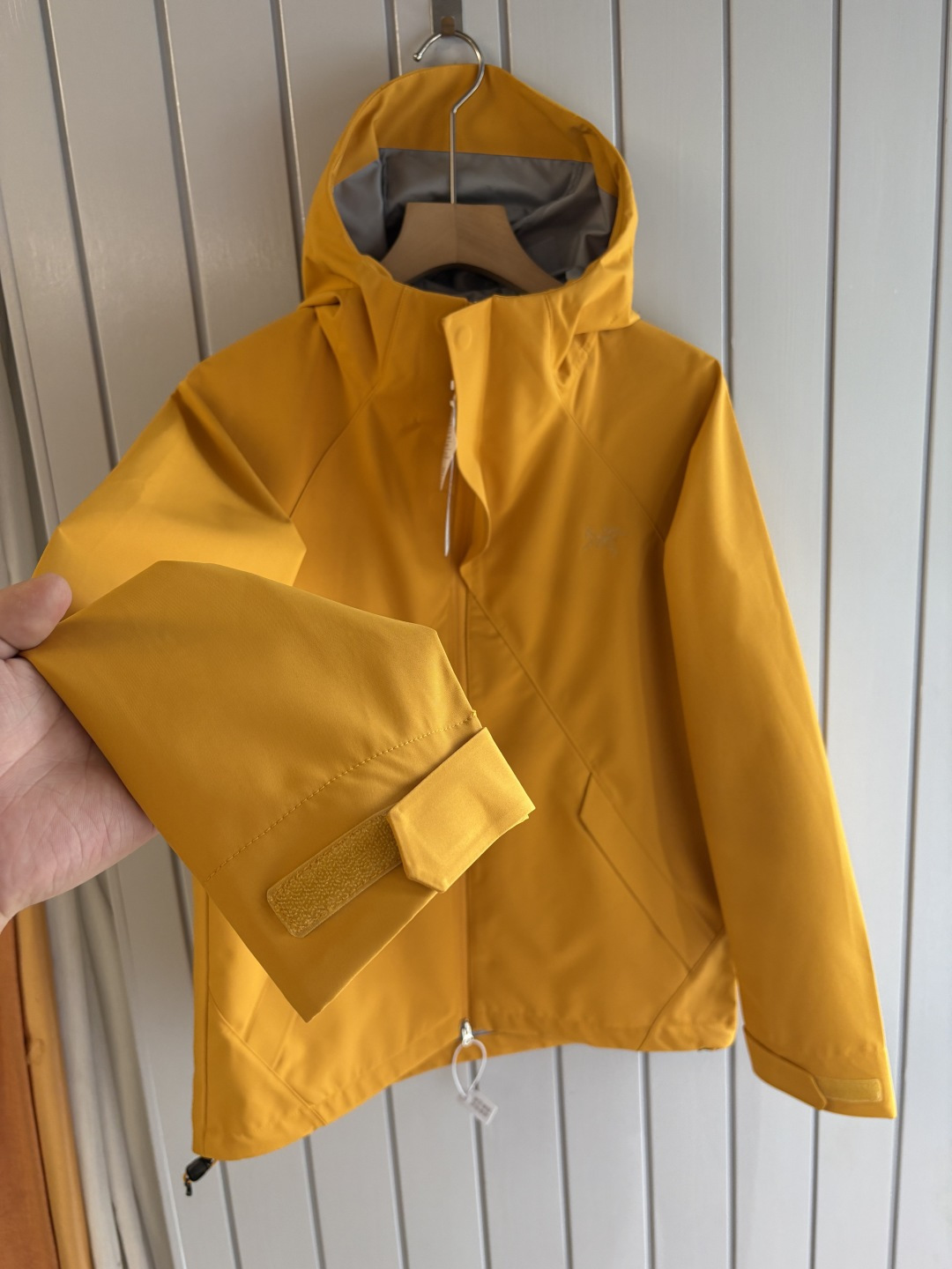 爆款 顶配 Beta SL冲锋衣是一款专为户外探险设计的高性能外套。采用GORE-TEX 面料。具备卓越