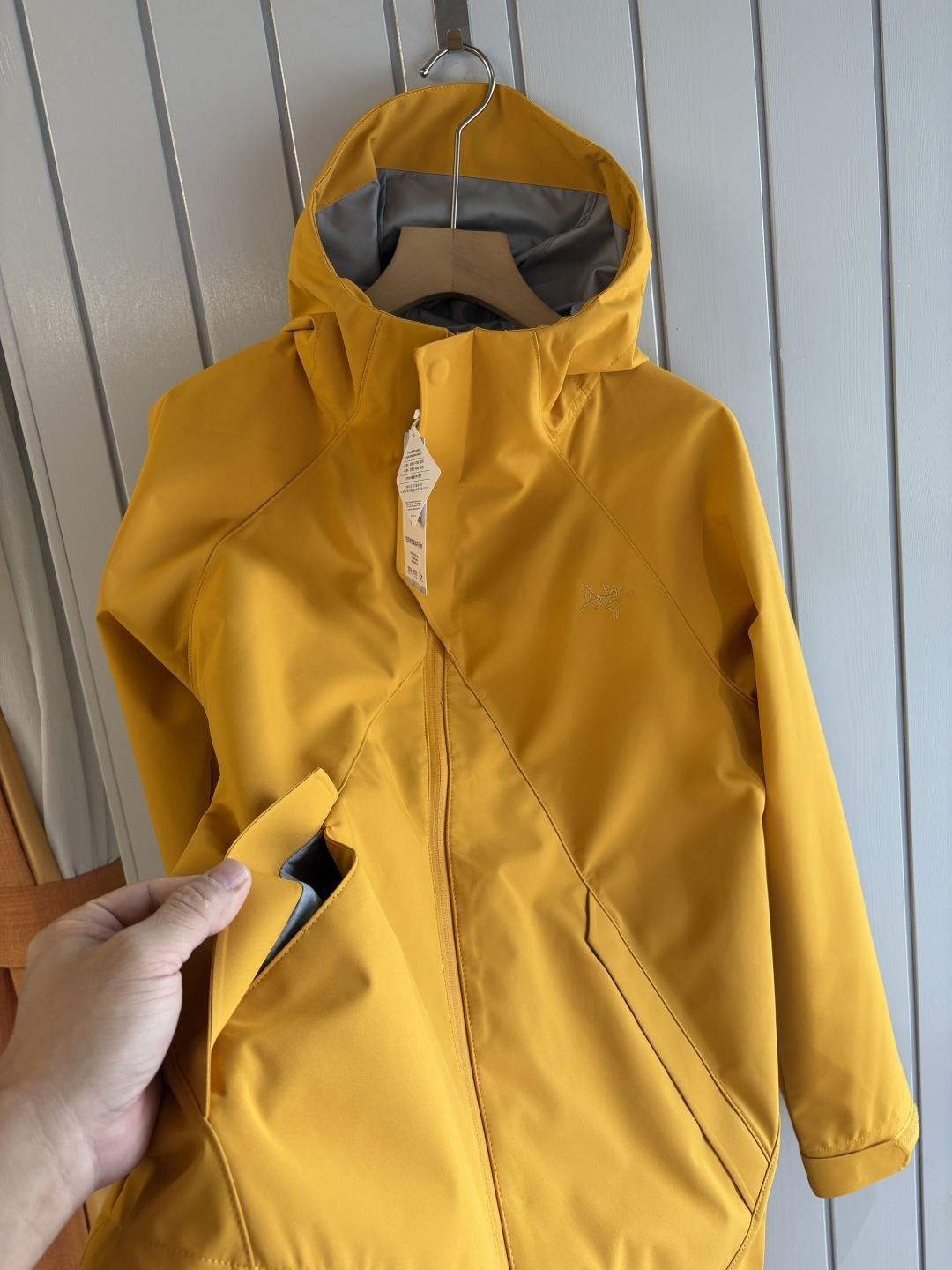 爆款 顶配 Beta SL冲锋衣是一款专为户外探险设计的高性能外套。采用GORE-TEX 面料。具备卓越