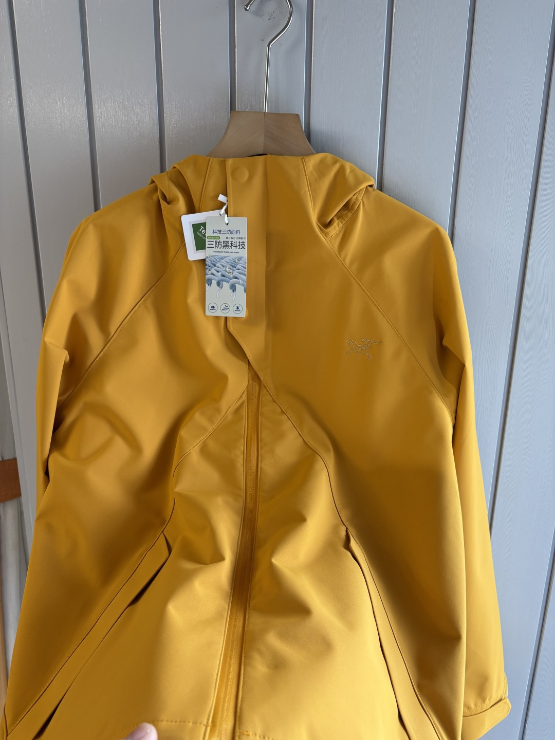 爆款 顶配 Beta SL冲锋衣是一款专为户外探险设计的高性能外套。采用GORE-TEX 面料。具备卓越