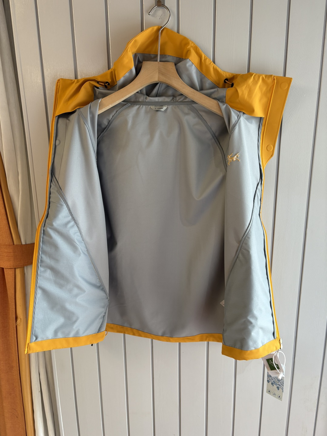 爆款 顶配 Beta SL冲锋衣是一款专为户外探险设计的高性能外套。采用GORE-TEX 面料。具备卓越