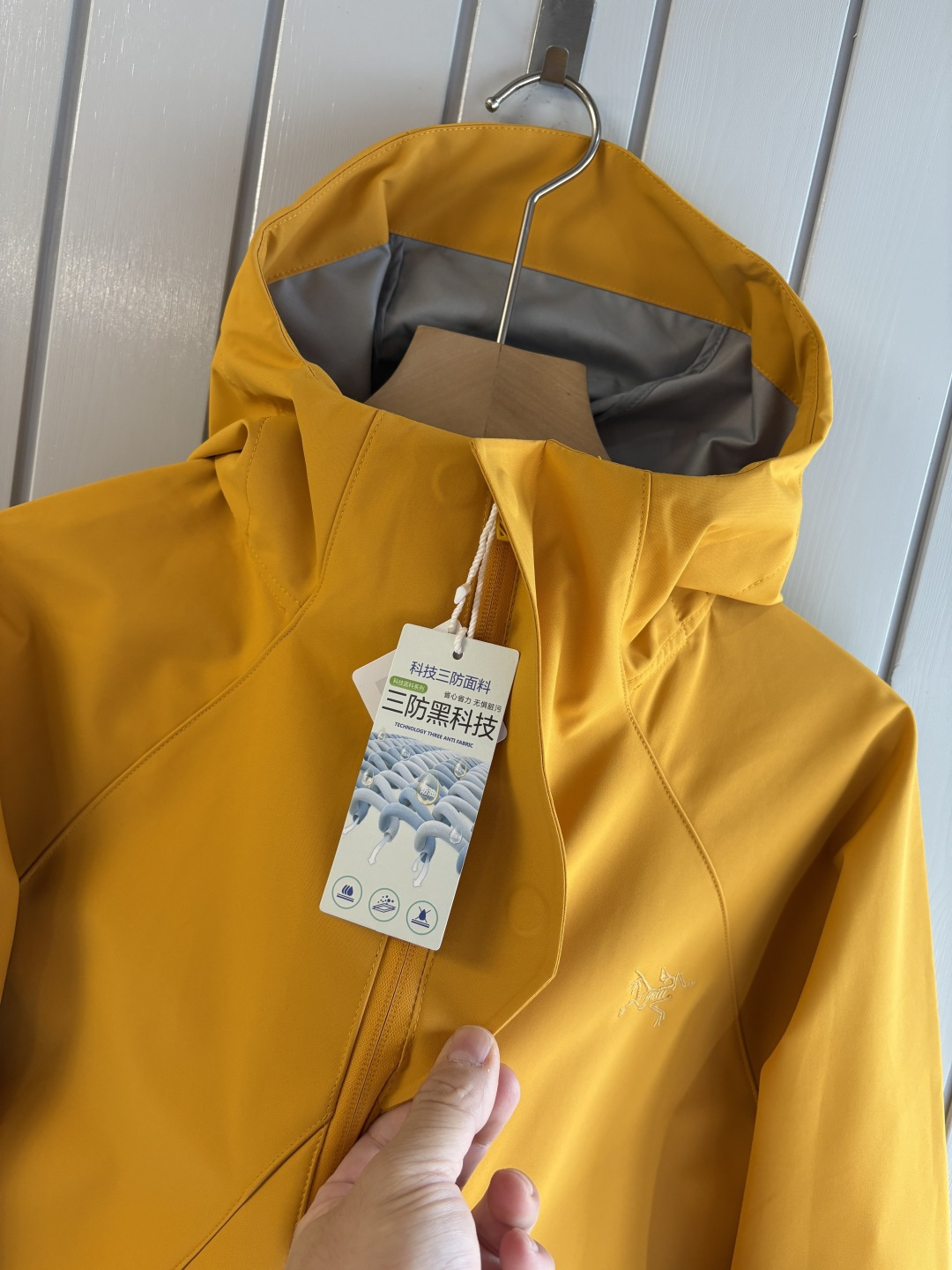 爆款 顶配 Beta SL冲锋衣是一款专为户外探险设计的高性能外套。采用GORE-TEX 面料。具备卓越