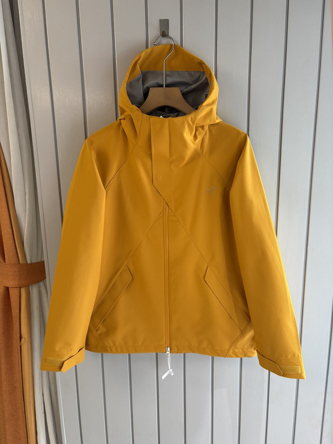 NO:540667,Top-up Beta SL jacket is a high-performance jacket designed for outdoor adventure. It is made of GORE-TEX fabric. It has excellent waterproof and breathable properties to ensure that it remains dry and comfortable in bad weather. Its high-quality design makes it easy to carry and is ideal for long-term hiking and traveling. The new Beta SL color is not only fashionable and eye-catching, but also increases visibility during outdoor activities and improves safety. The unique StormHood hood design provides comprehensive head protection without affecting the field of view. The underarm zipper design enhances breathability and prevents overheating. Whether it is mountaineering, hiking or daily commuting, the Archaeoptera Beta SL Sequoia jacket is an indispensable choice for you. Color black; beige; green; grayish-white; yellow Size M-XXXL,arc'teryx,jackets &  coats, hats, alexander wang19860909爆款 顶配 Beta SL冲锋衣是一款专为户外探险设计的高性能外套. 采用GORE-TEX 面料. 具备卓越的防水透气性能,确保在恶劣天气下依然保持干爽舒适. 其高质量设计使其便于携带,非常适合长时间的徒步和旅行. Beta SL新色不仅时尚亮眼,还增加了户外活动中的可见性,提升安全性.独特的 StormHood帽兜设计,提供全面的头部保护,同时不影响视野. 腋下拉链设计增强了透气性,防止过热.无论是登山、徒步还是日常通勤,始祖鸟Beta SL红杉色冲锋衣都是您不可或缺的理想选择. 颜色黑色；米白；绿色；灰白；黄色 尺码M-XXXL,arc'teryx,jackets & coats,hats,alexander wang,Men's clothing