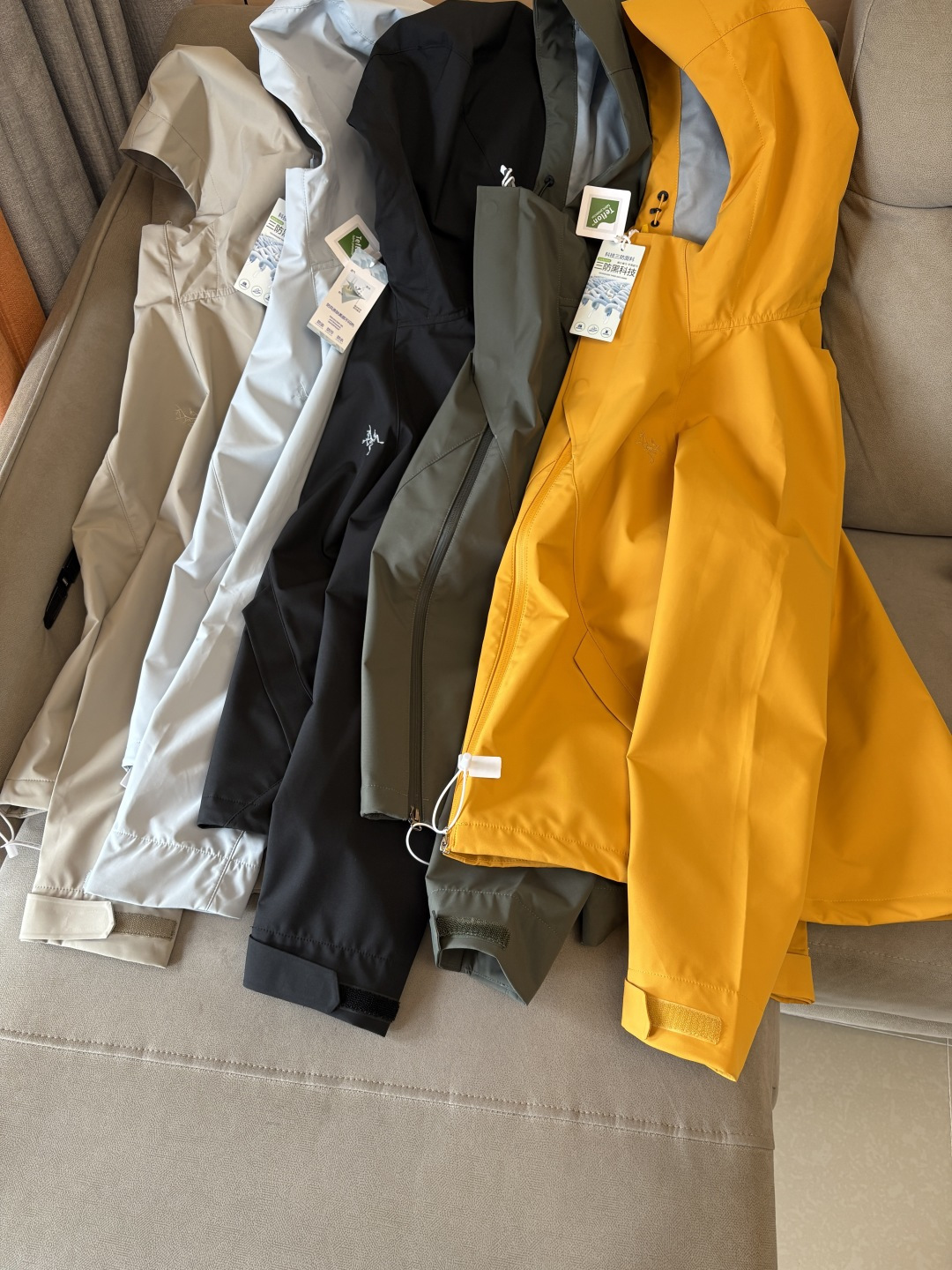 NO:531222,Top-up Beta SL jacket is a high-performance jacket designed for outdoor adventure. It is made of GORE-TEX fabric. It has excellent waterproof and breathable properties to ensure that it remains dry and comfortable in bad weather. Its high-quality design makes it easy to carry and is ideal for long-term hiking and traveling. The new Beta SL color is not only fashionable and eye-catching, but also increases visibility during outdoor activities and improves safety. The unique StormHood hood design provides comprehensive head protection without affecting the field of view. The underarm zipper design enhances breathability and prevents overheating. Whether it is mountaineering, hiking or daily commuting, the Archaeoptera Beta SL Sequoia jacket is an indispensable choice for you. Color black; beige; green; grayish-white; yellow Size M-XXXL,arc'teryx,jackets &  coats, hats, alexander wang19860909爆款 顶配 Beta SL冲锋衣是一款专为户外探险设计的高性能外套. 采用GORE-TEX 面料. 具备卓越的防水透气性能,确保在恶劣天气下依然保持干爽舒适. 其高质量设计使其便于携带,非常适合长时间的徒步和旅行. Beta SL新色不仅时尚亮眼,还增加了户外活动中的可见性,提升安全性.独特的 StormHood帽兜设计,提供全面的头部保护,同时不影响视野. 腋下拉链设计增强了透气性,防止过热.无论是登山、徒步还是日常通勤,始祖鸟Beta SL红杉色冲锋衣都是您不可或缺的理想选择. 颜色黑色；米白；绿色；灰白；黄色 尺码M-XXXL,arc'teryx,jackets & coats,hats,alexander wang,Men's clothing