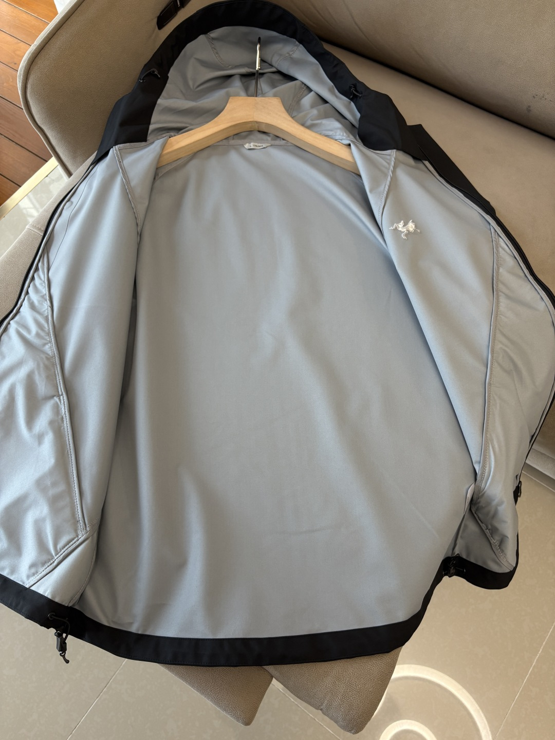 爆款 顶配 Beta SL冲锋衣是一款专为户外探险设计的高性能外套。采用GORE-TEX 面料。具备卓越