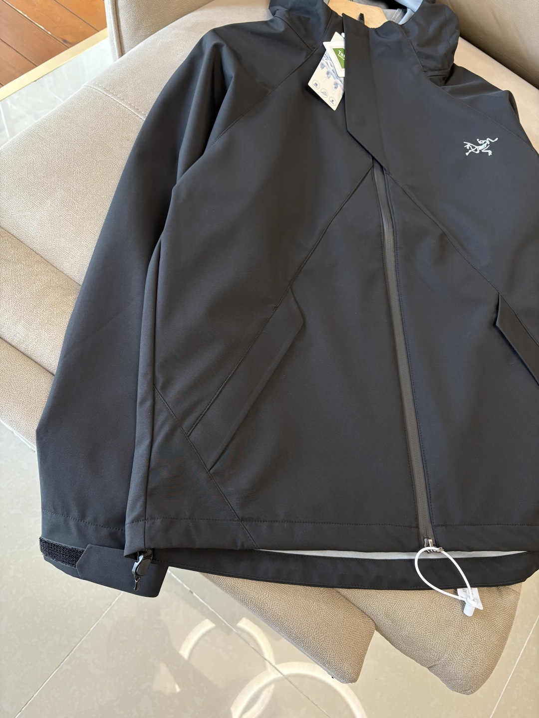 爆款 顶配 Beta SL冲锋衣是一款专为户外探险设计的高性能外套。采用GORE-TEX 面料。具备卓越