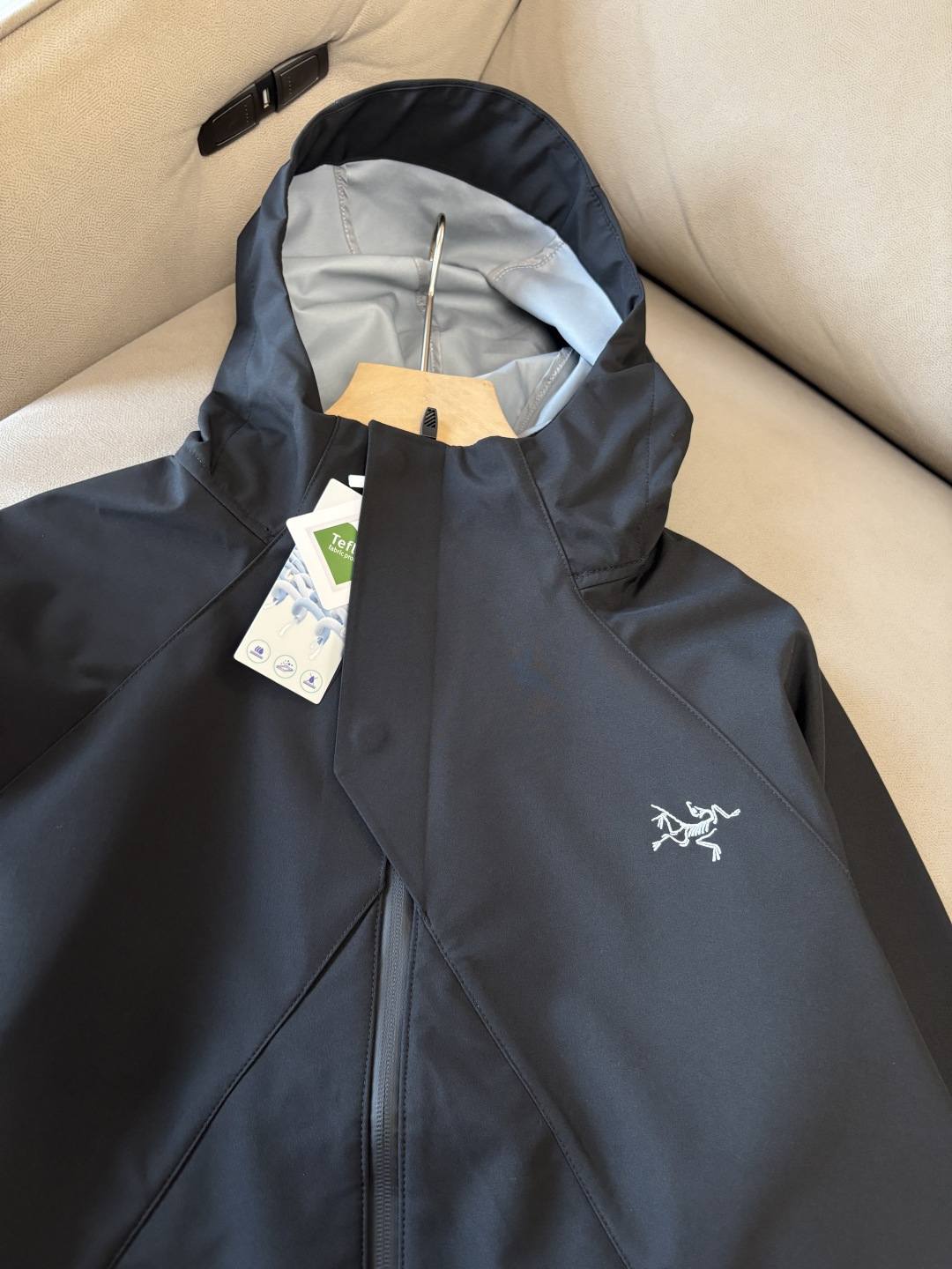 爆款 顶配 Beta SL冲锋衣是一款专为户外探险设计的高性能外套。采用GORE-TEX 面料。具备卓越