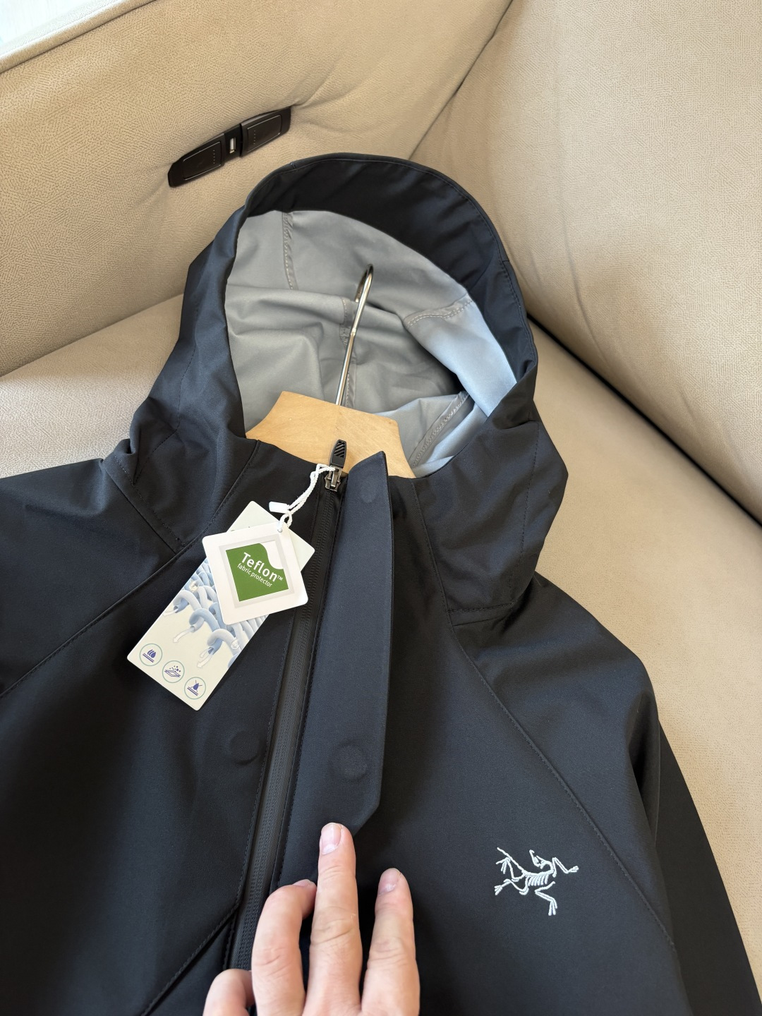 爆款 顶配 Beta SL冲锋衣是一款专为户外探险设计的高性能外套。采用GORE-TEX 面料。具备卓越