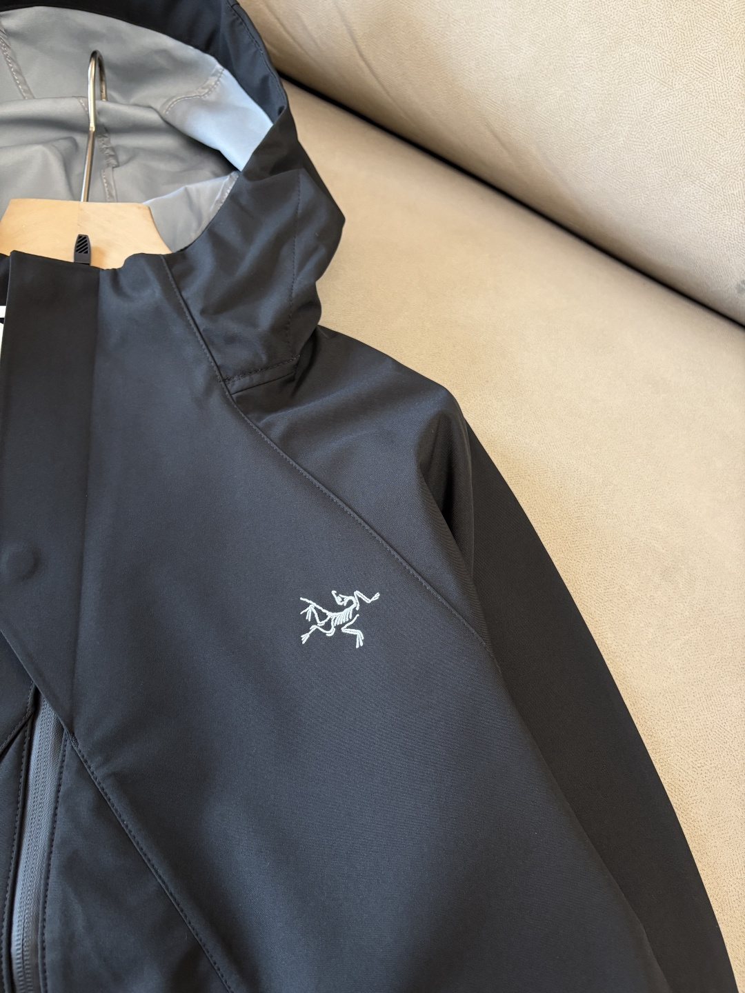 爆款 顶配 Beta SL冲锋衣是一款专为户外探险设计的高性能外套。采用GORE-TEX 面料。具备卓越