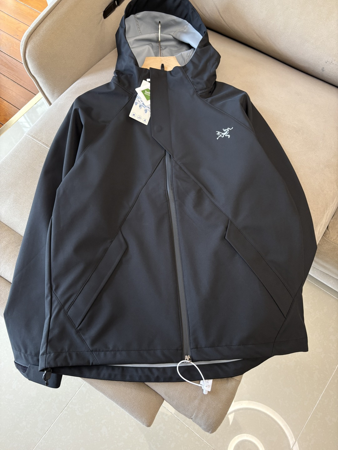 爆款 顶配 Beta SL冲锋衣是一款专为户外探险设计的高性能外套。采用GORE-TEX 面料。具备卓越