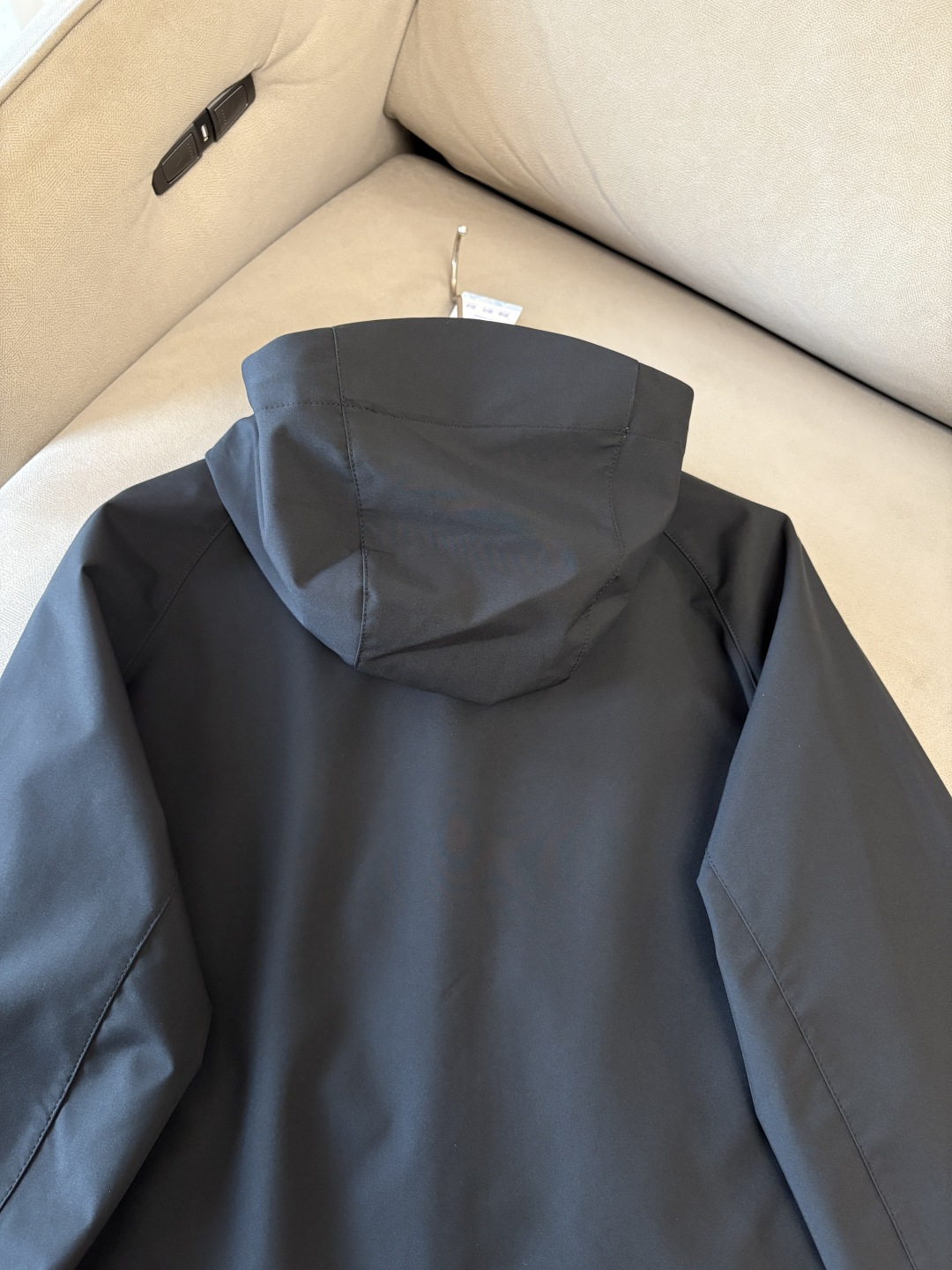 爆款 顶配 Beta SL冲锋衣是一款专为户外探险设计的高性能外套。采用GORE-TEX 面料。具备卓越