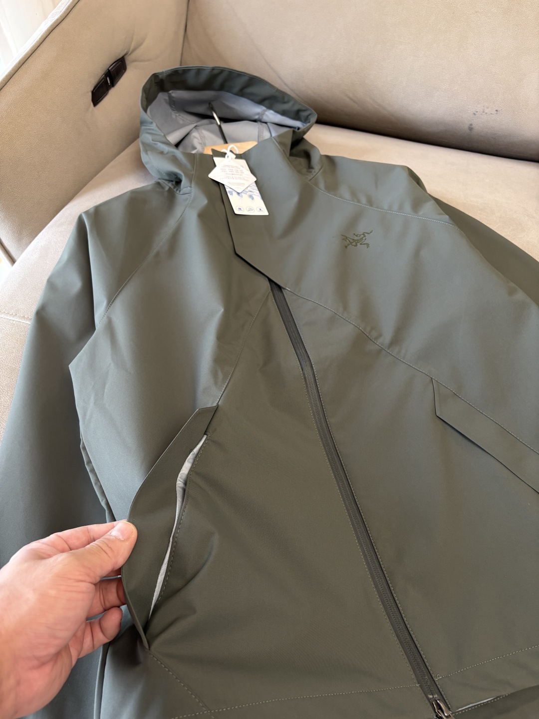 爆款 顶配 Beta SL冲锋衣是一款专为户外探险设计的高性能外套。采用GORE-TEX 面料。具备卓越