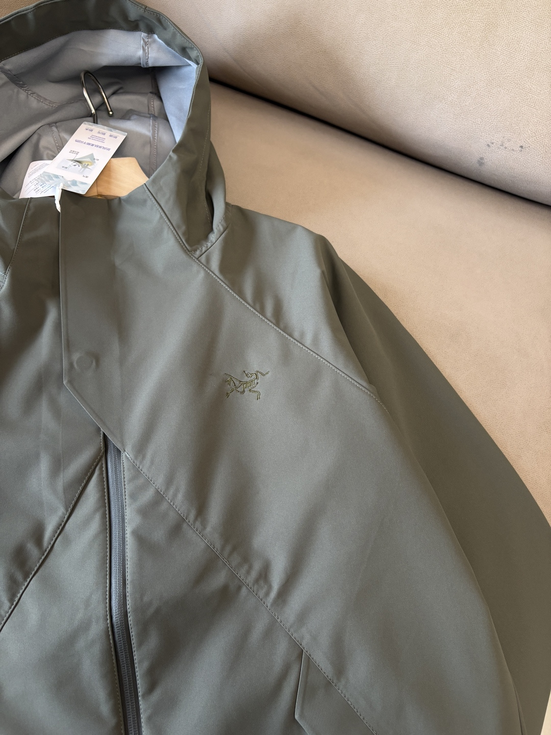 爆款 顶配 Beta SL冲锋衣是一款专为户外探险设计的高性能外套。采用GORE-TEX 面料。具备卓越