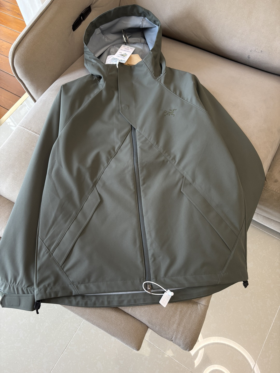 爆款 顶配 Beta SL冲锋衣是一款专为户外探险设计的高性能外套。采用GORE-TEX 面料。具备卓越